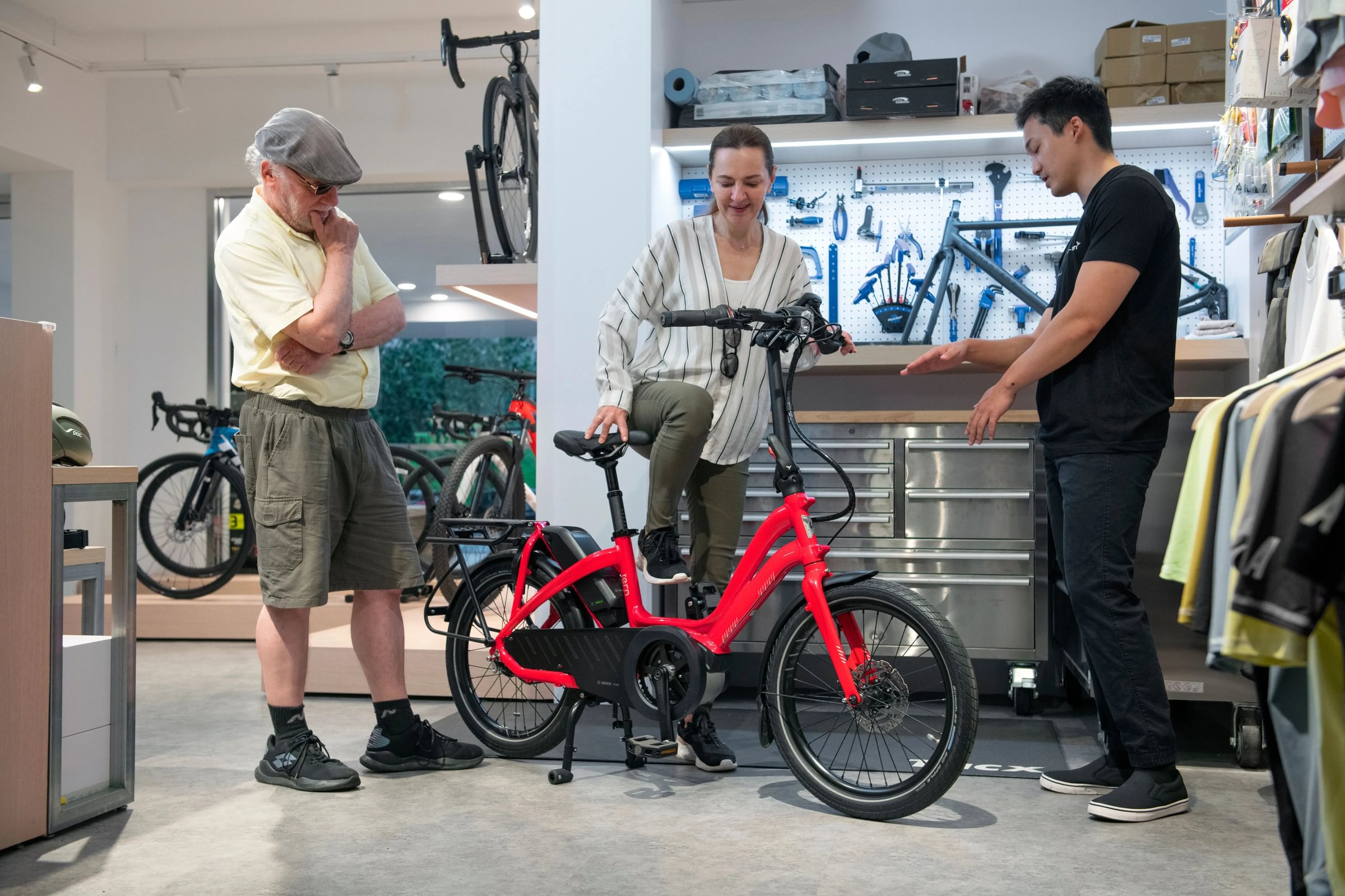 Inspection d’un vélo électrique Tern par un revendeur agréé, avec un acheteur intéressé