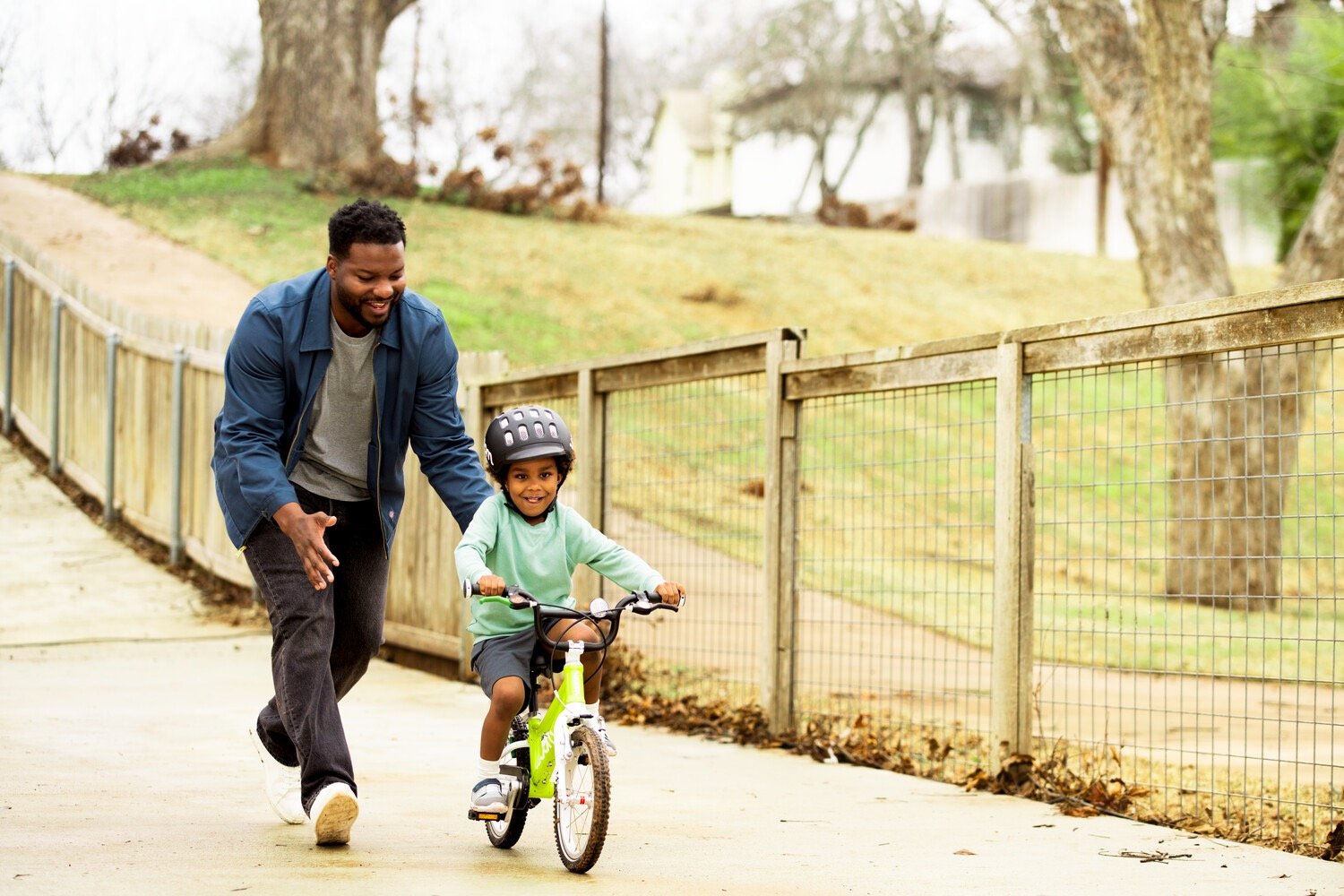 Enfant apprenant à rouler sur un vélo Woom Go 2 de 14 pouces dans un parc