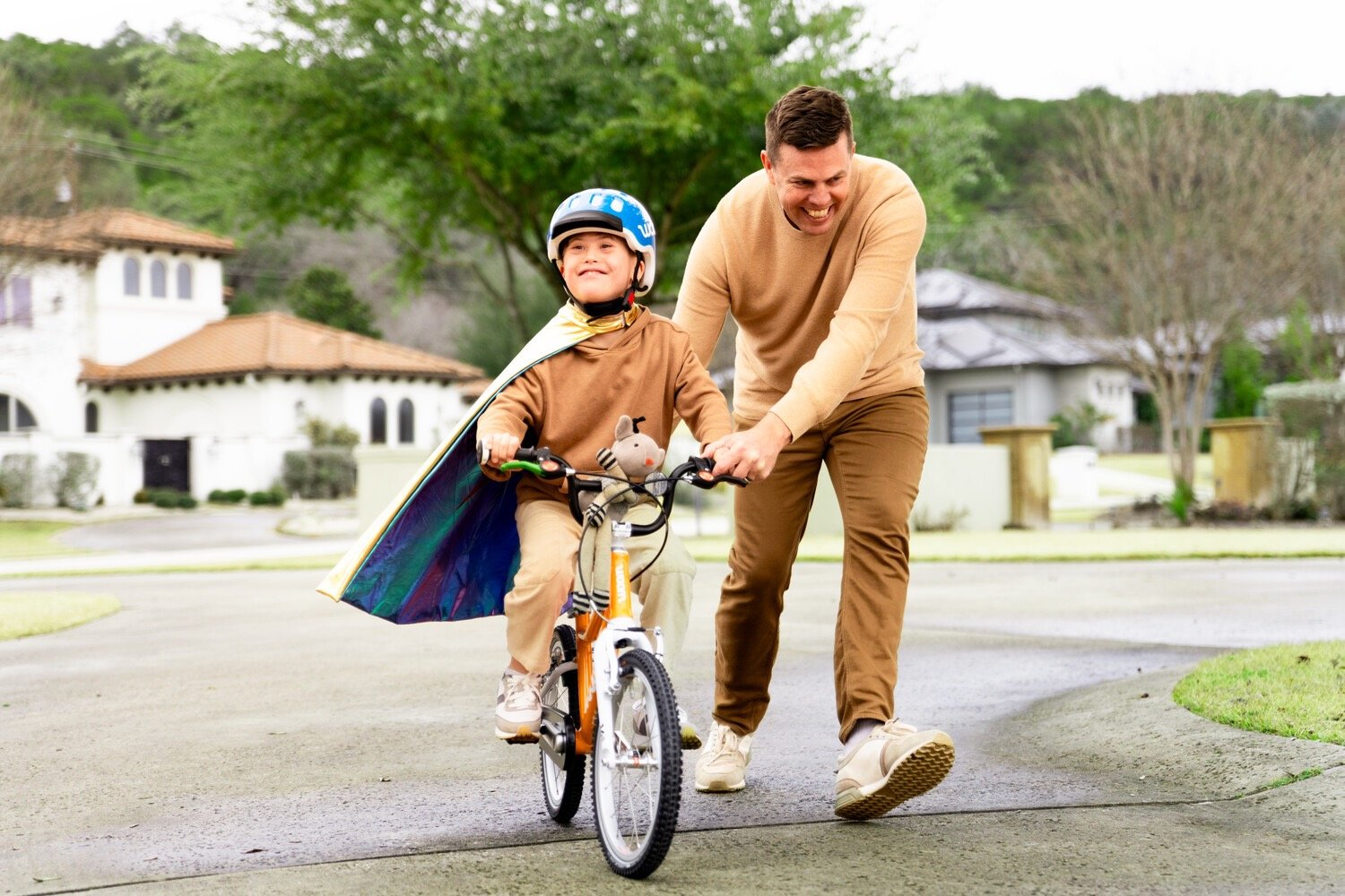 Enfant apprenant à rouler sur un vélo Woom Go 3 de 16 pouces en ville