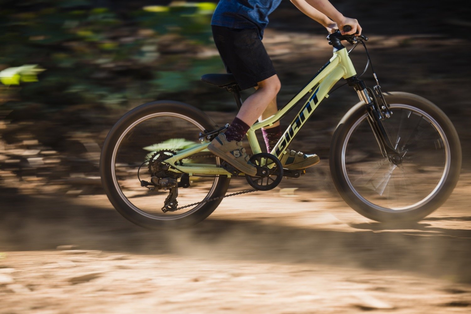Enfant sur VTT Giant Talon 20 pouces en forêt