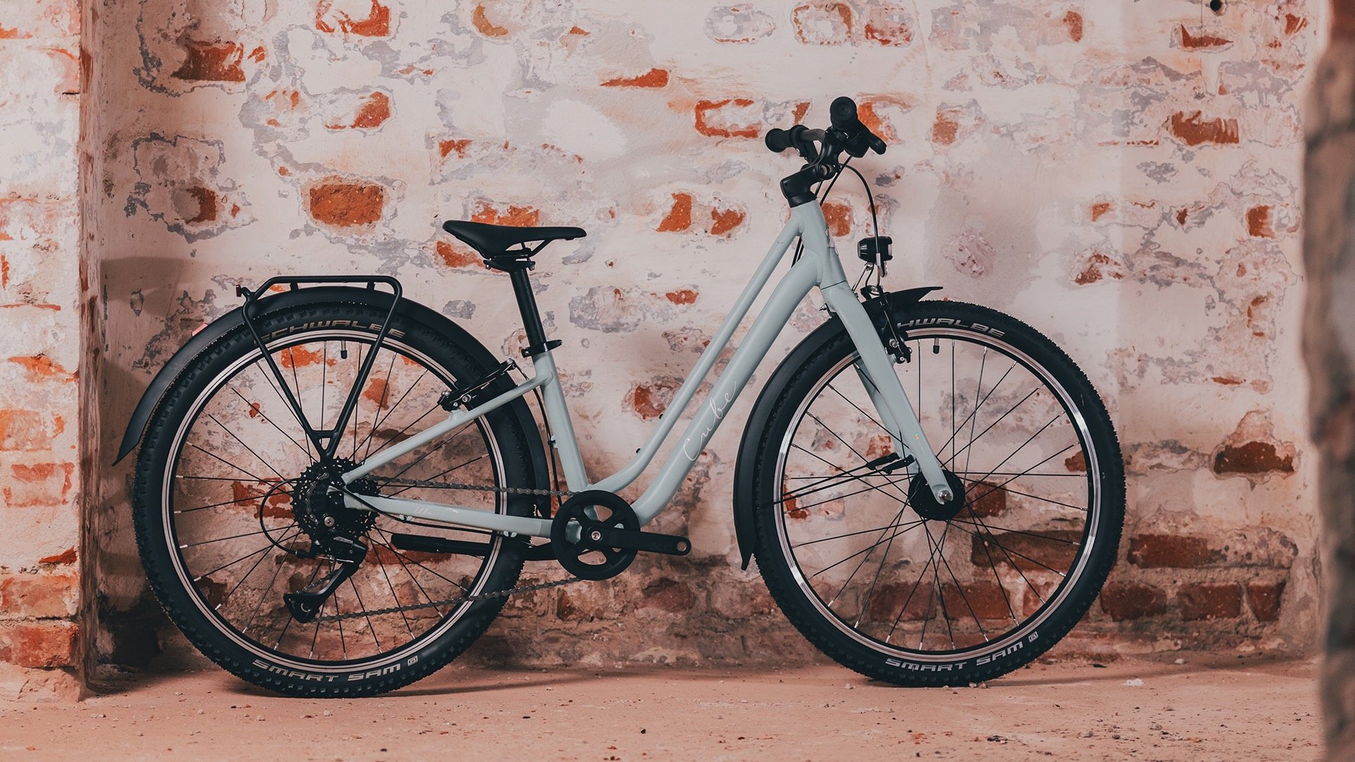 Vélo Cube Ella 240 de 24 pouces posé contre un mur