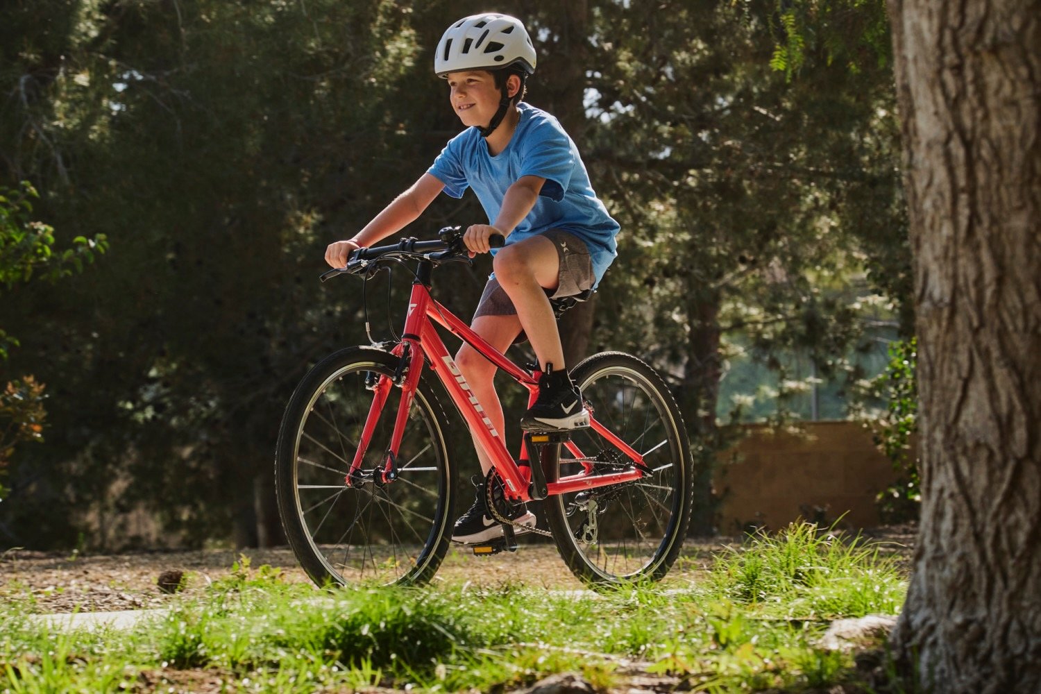 Enfant roulant sur un vélo Giant ARX de 24 pouces sur un chemin
