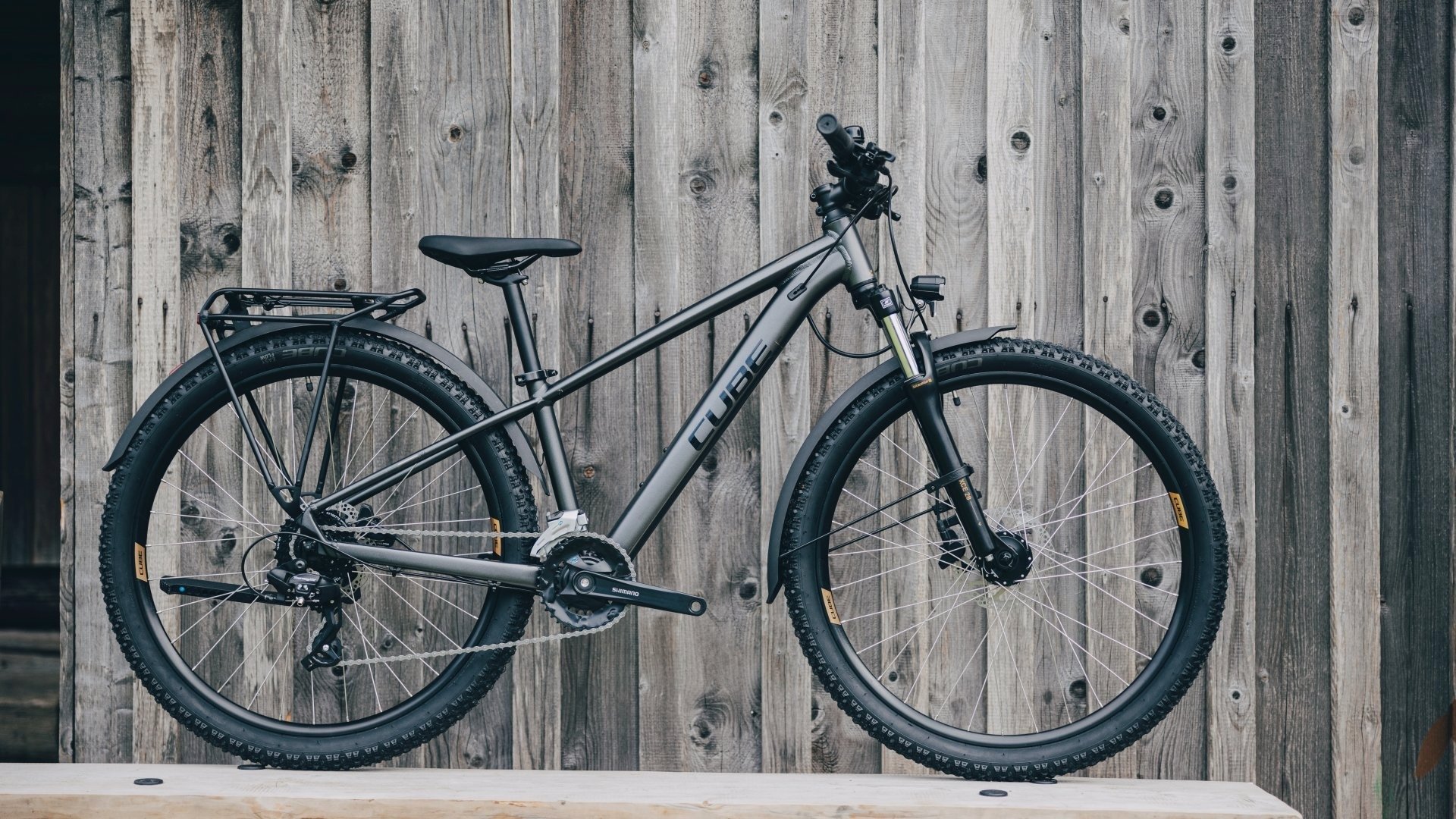 VTT Cube Acid 260 Disc Allroad 26 pouces posé contre un mur