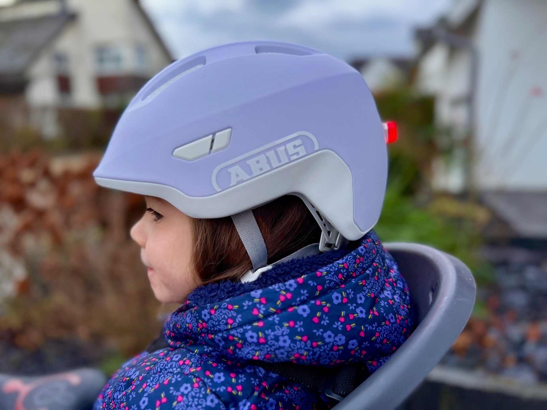 Enfant de 4 ans portant un casque de vélo