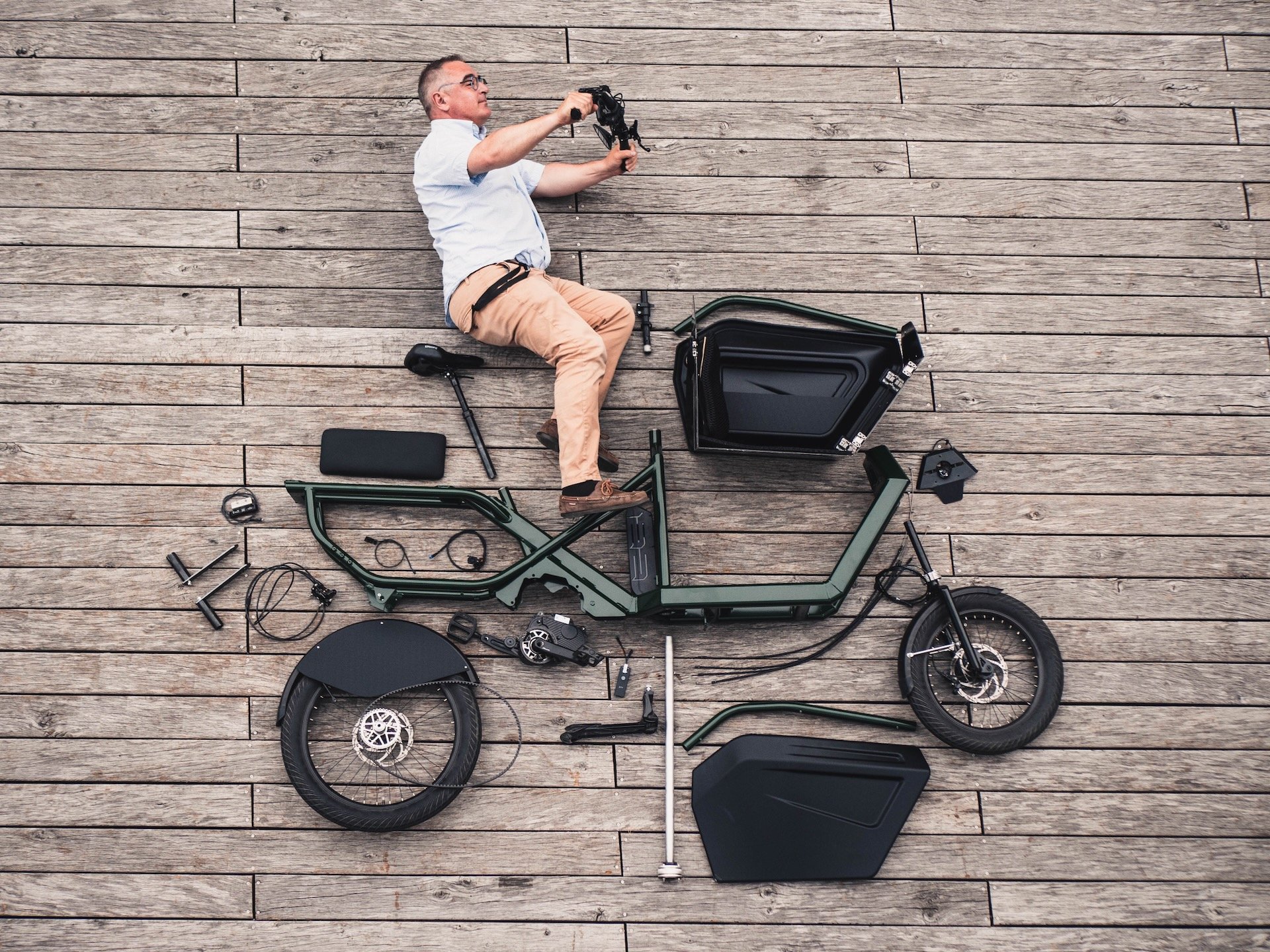 Jean-Marc Lesimple présente un vélo Galian Formidable démonté, le cargotail électrique Made in France