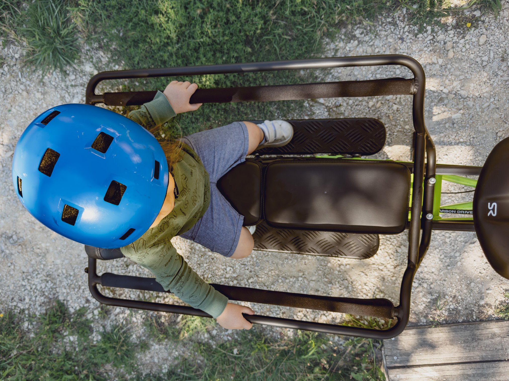 Vélo longtail avec deux enfants à l’arrière, rentrée scolaire 2025