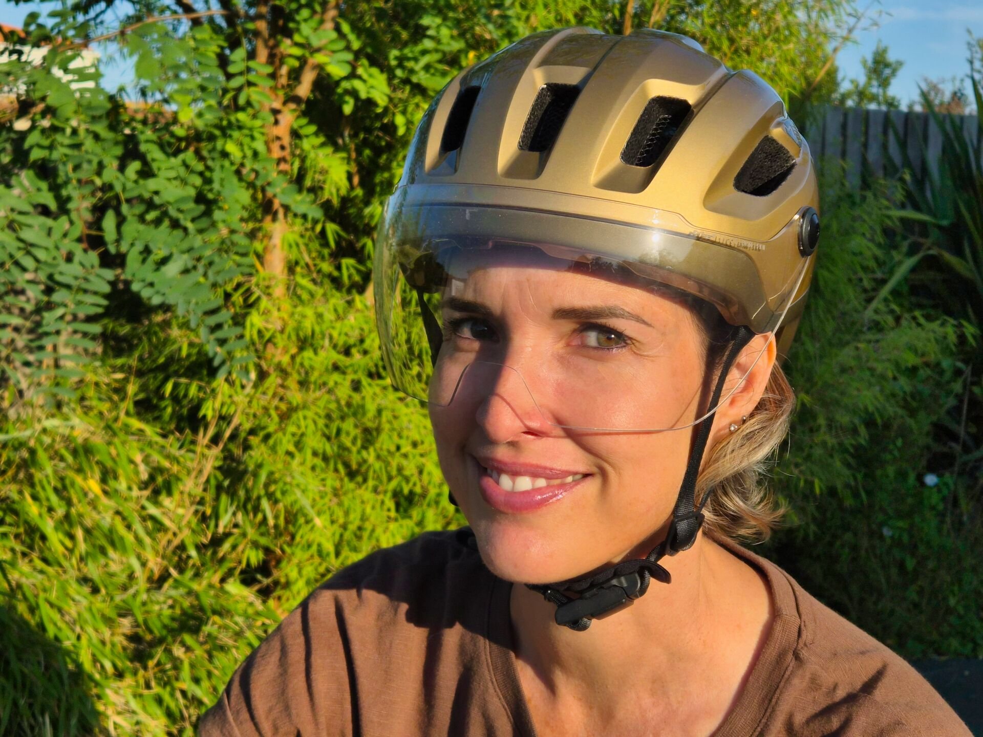 Casque vélo urbain MET Intercity MIPS avec visière relevable et lumière arrière