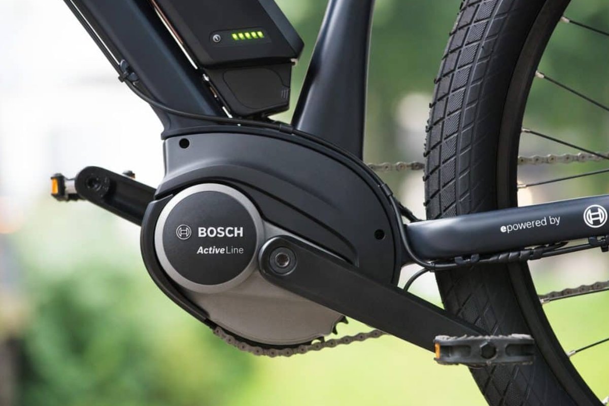 Gros plan sur le moteur Bosch Active Line (BDU332Y) de 40 Nm, monté sur un vélo électrique de ville.