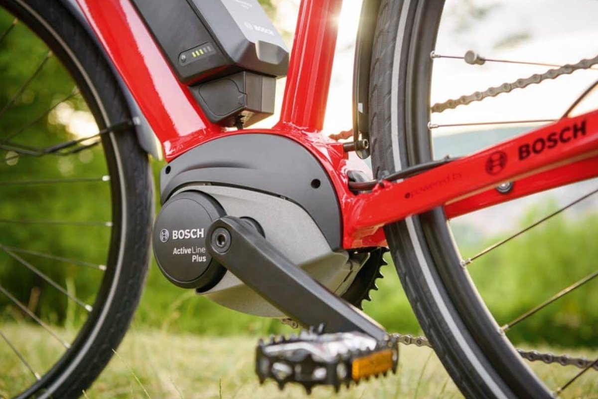Gros plan sur le moteur Bosch Active Line Plus (BDU334Y) de 50 Nm, intégré sur un vélo électrique de type VTC.