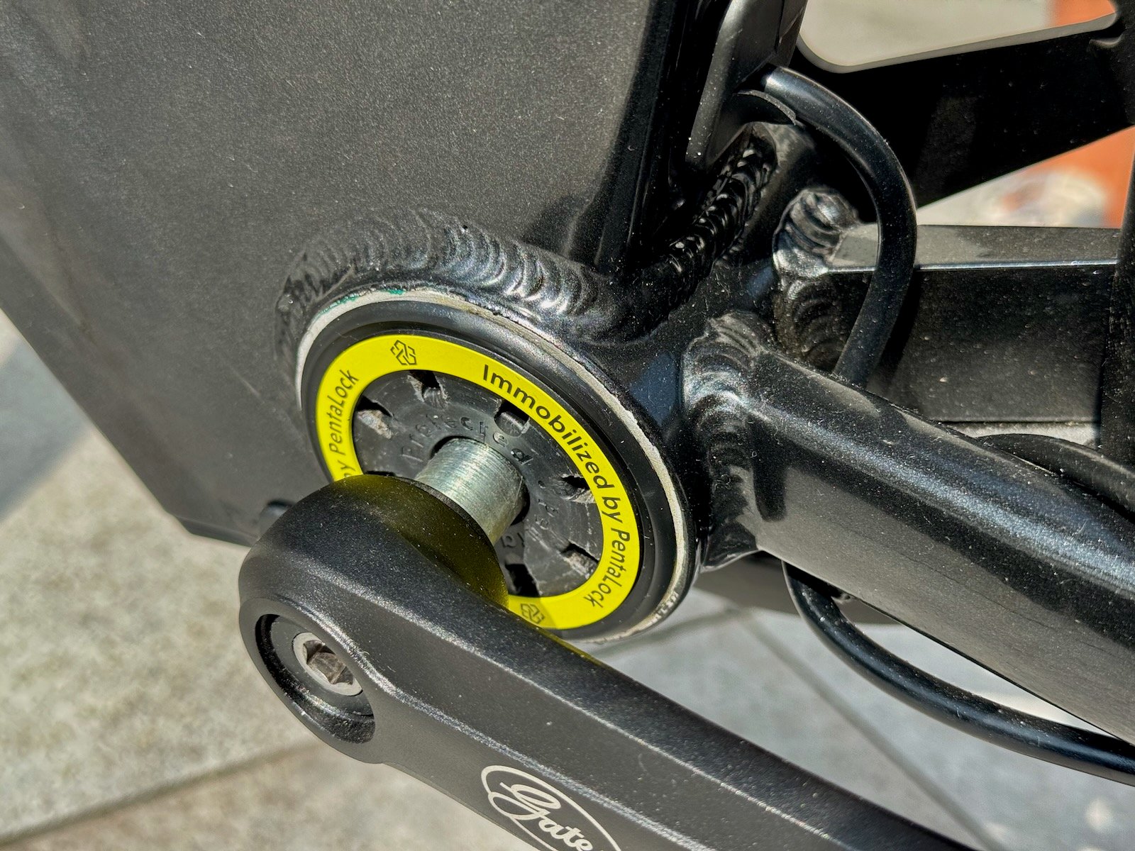 Système d’antivol PentaLock intégré au pédalier du Nakamura Crosslite d’Intersport