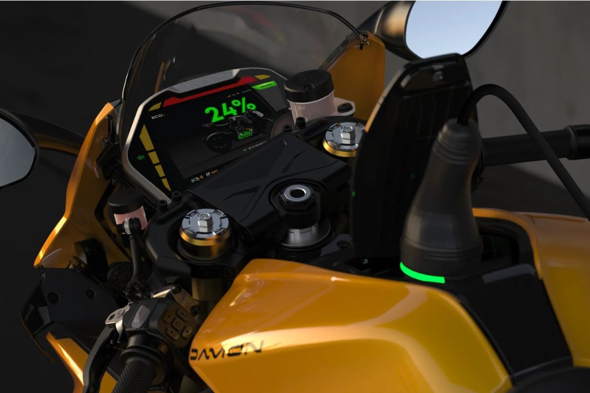 Moto électrique branchée sur une borne de recharge