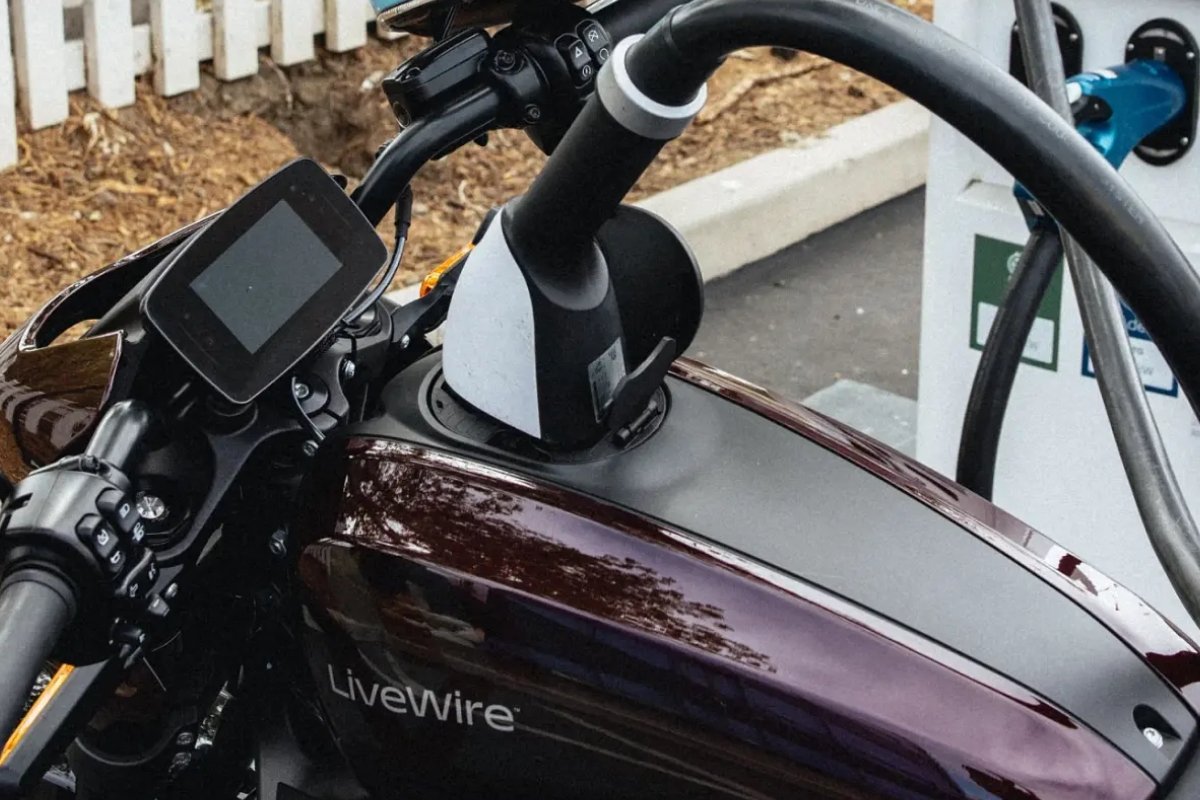 Moto électrique Livewire branchée sur une borne de recharge publique
