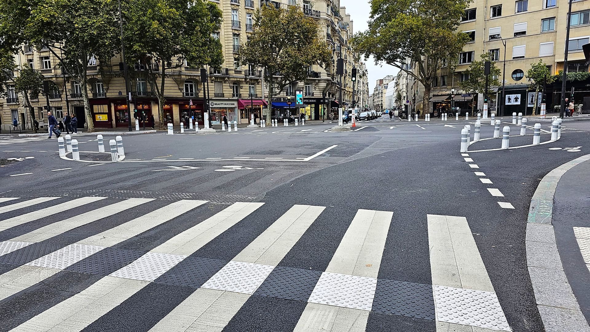 Rond-point à l’hollandaise place Léon-Paul Fargue à Paris en 2025