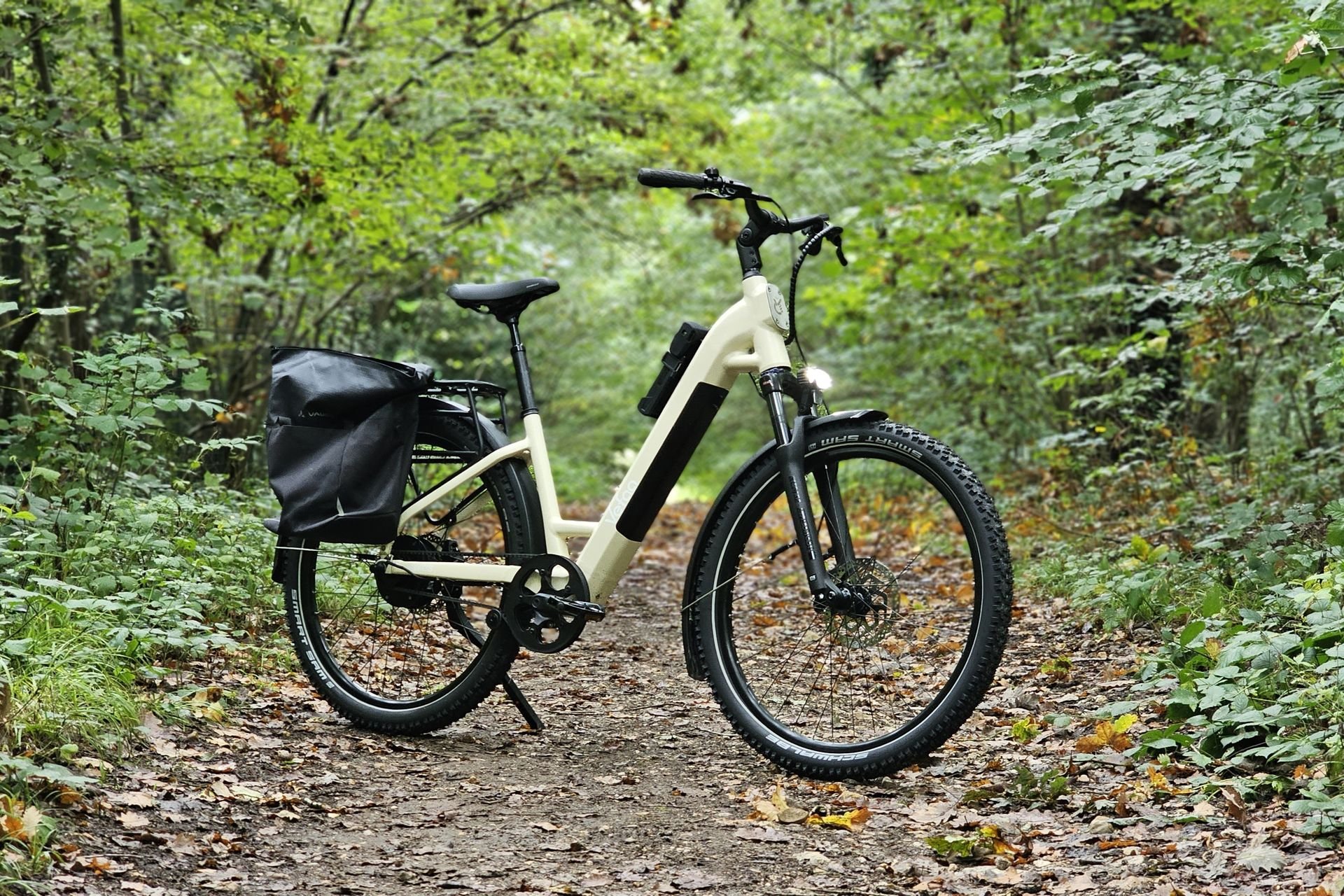 Vélo électrique Vefaa Parcours rouge, modèle tout-chemin avec courroie et suspension.
