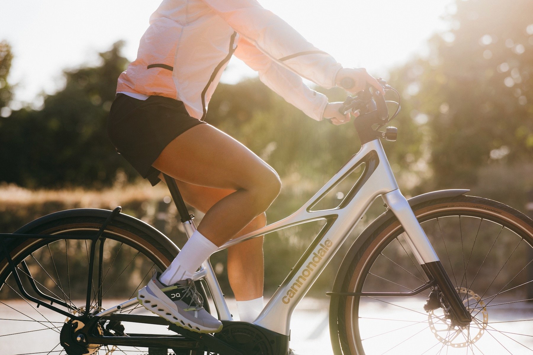 Vélo électrique Cannondale FlyingV tout carbone, design en V et garde-boue intégrés