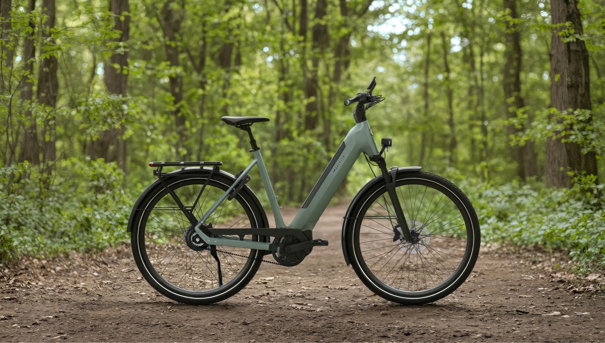 Gazelle Ultimate 2026 en forêt avec moteur Bosch PX et batterie intégrée