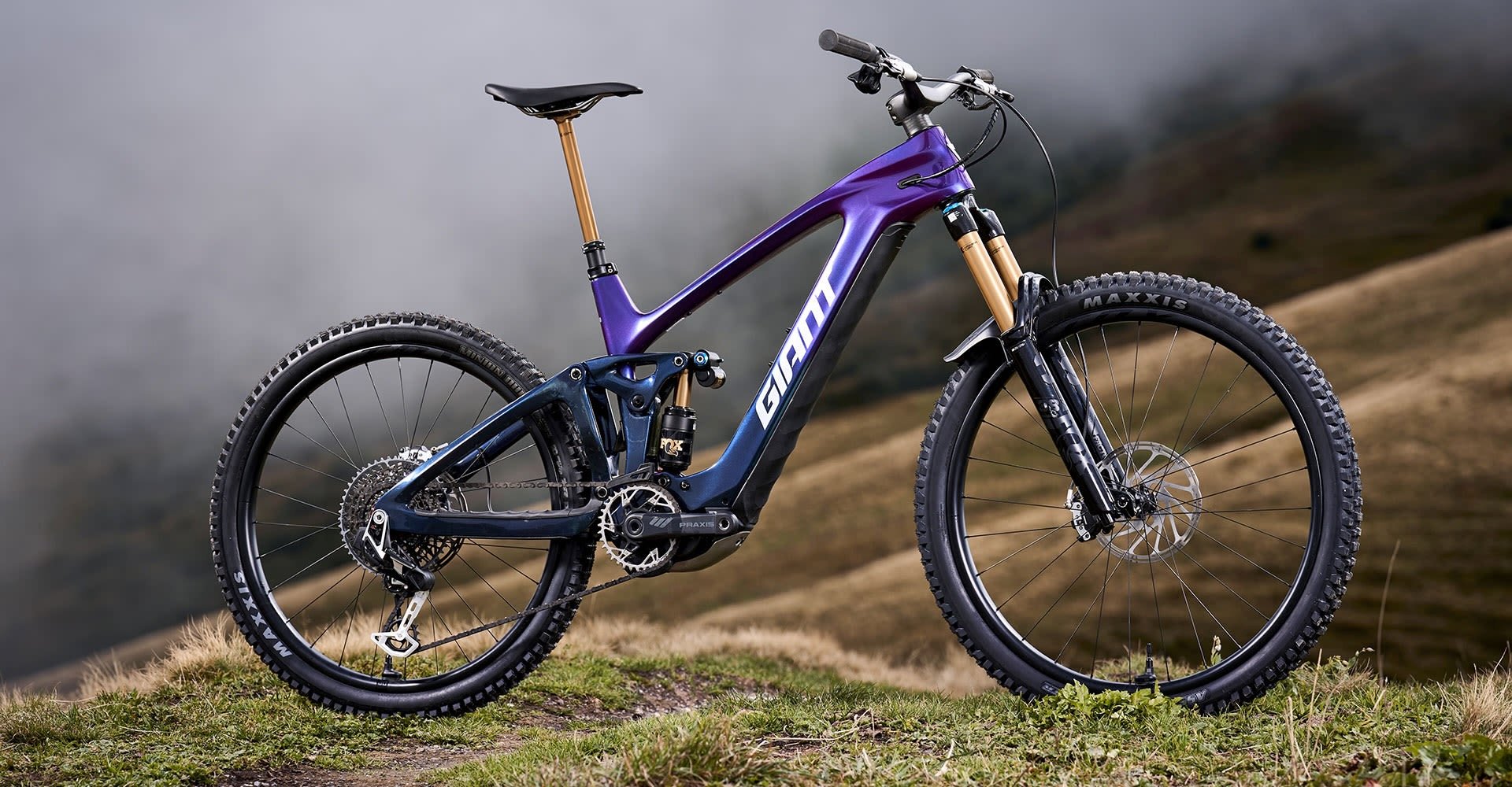 Giant Reign Advanced E+ 2025 sur sentier de montagne, VTT électrique d’enduro en carbone.
