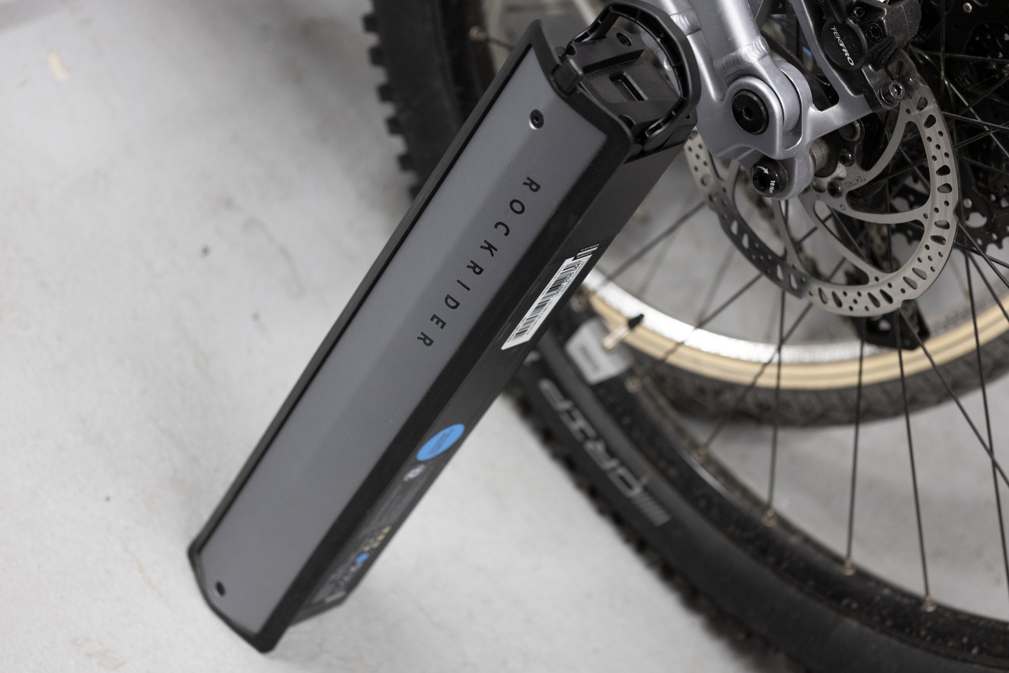 Batterie de vélo électrique Rockrider retirée pour réparation, conforme au règlement européen 2023/1542