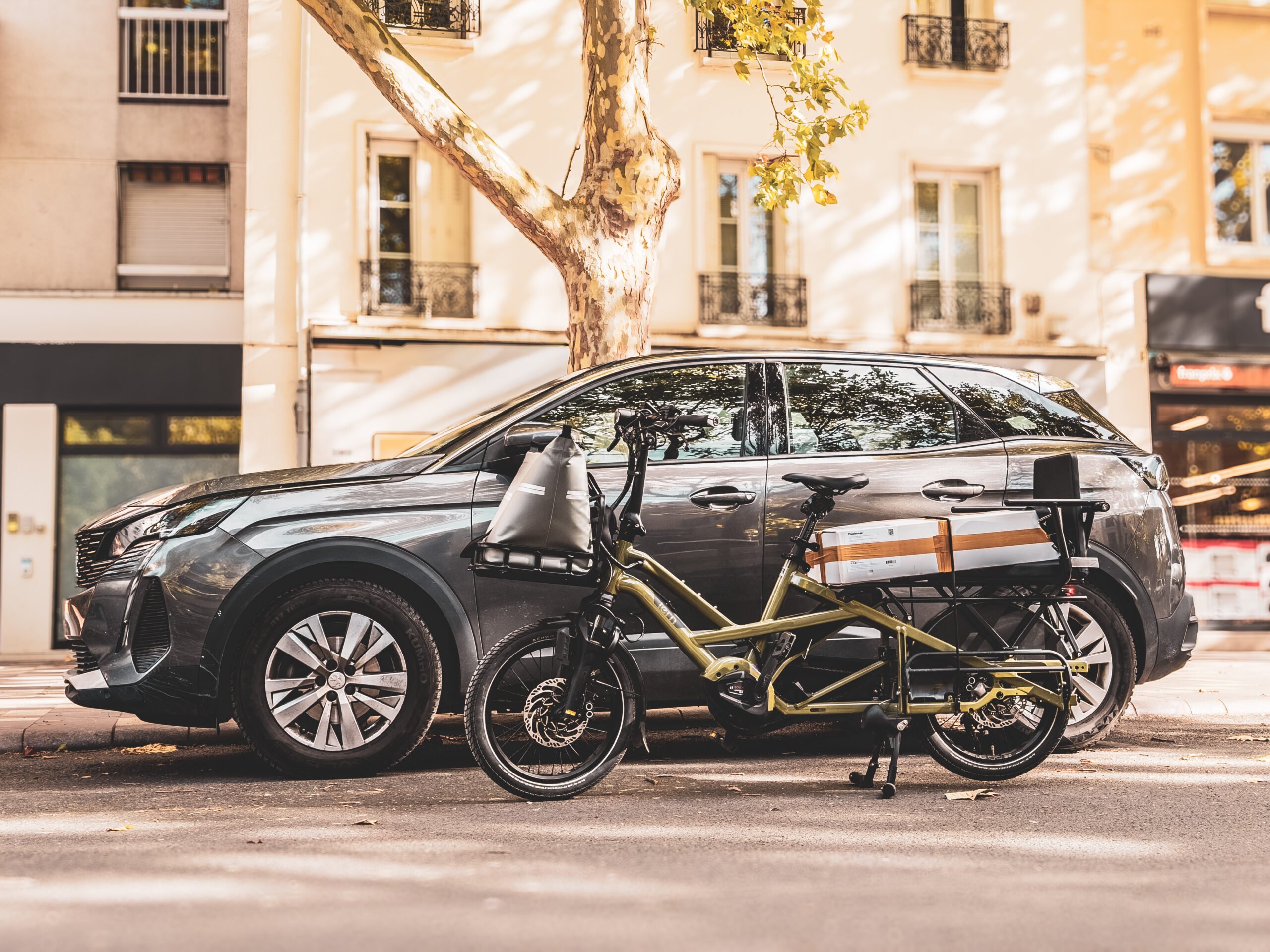 Mobilité urbaine : vélos, trottinettes et voiturettes dans la ville moderne
