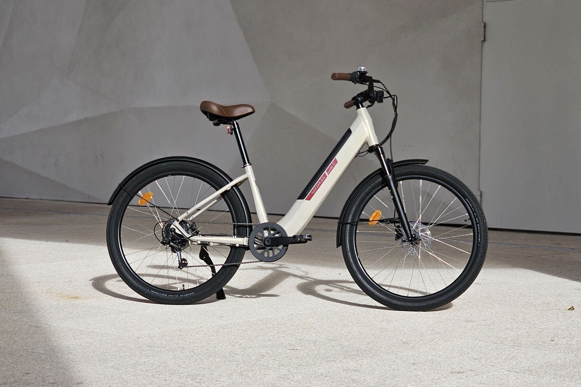 Nakamura Crossover E gris, vélo électrique urbain testé par Cleanrider, vue de profil