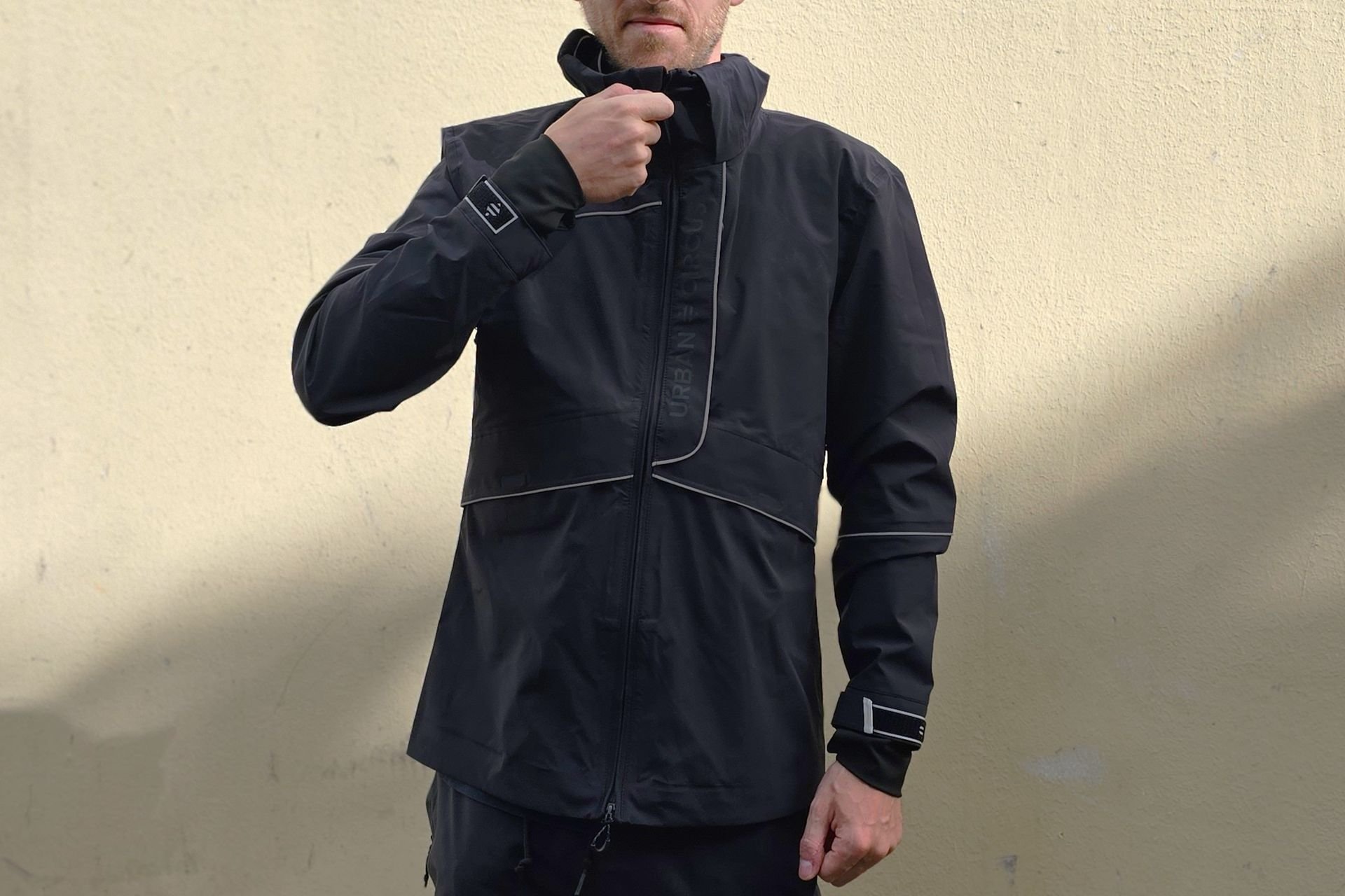 Veste vélo Urban Circus Bvouac noire, imperméable et technique, portée en conditions de mi-saison.