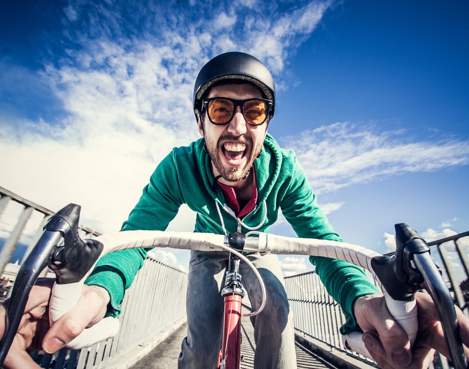 Un salarié valide son trajet sur un vélo de fonction équipé de la technologie BIM d’Azfalte