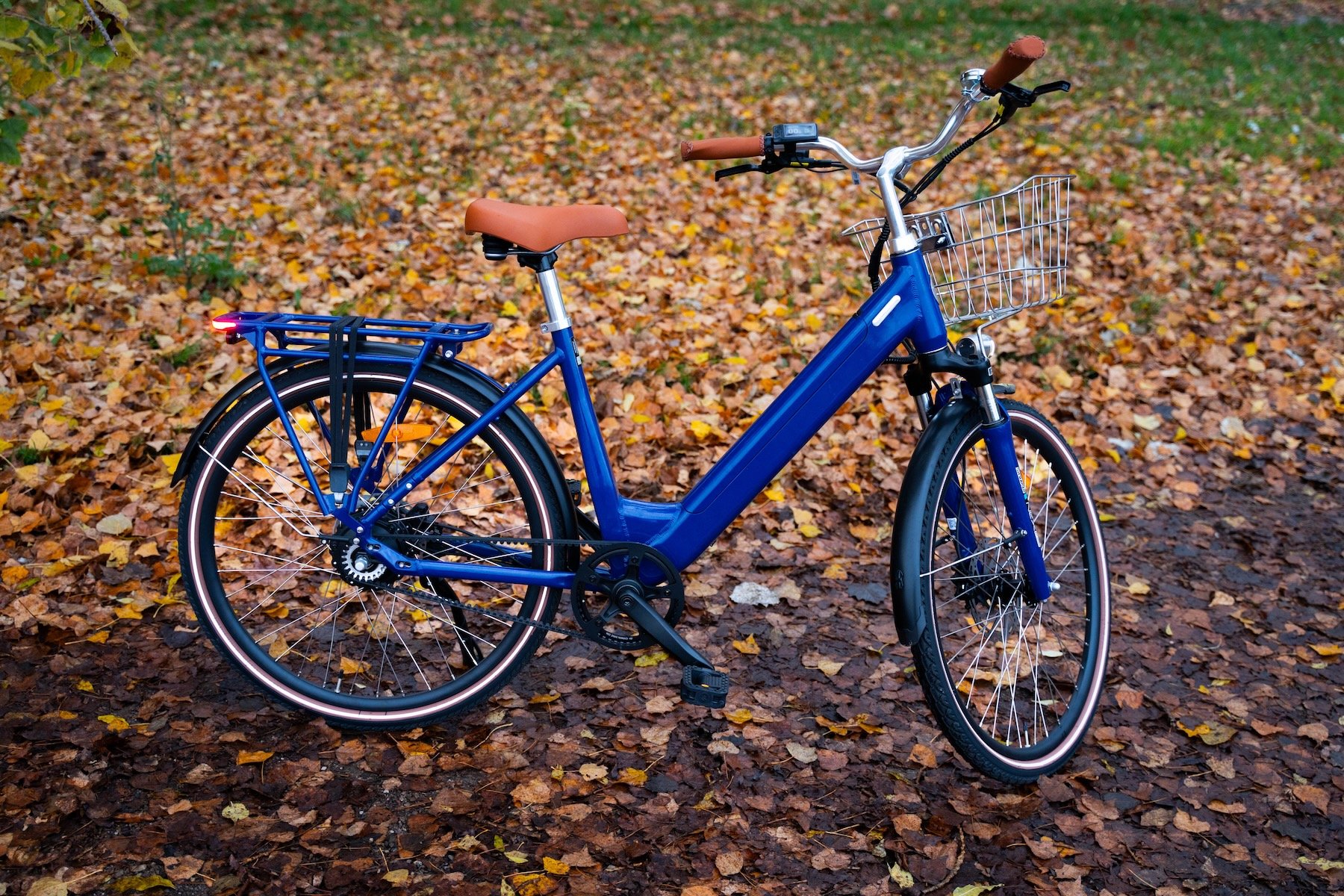 Vélo électrique Brumaire Folio bleu de profil, modèle urbain compact avec courroie Gates et roues de 26 pouces.