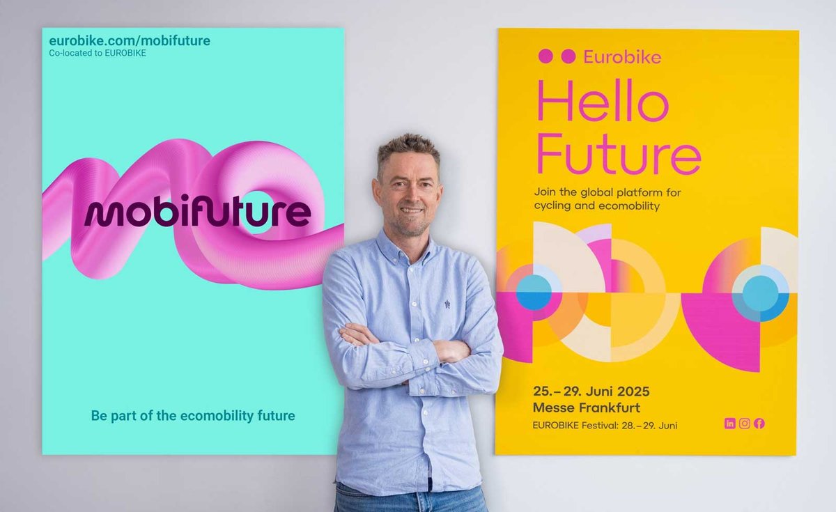 Visuel Eurobike et MobiFuture 2026, avec un représentant du salon devant les affiches des deux événements.