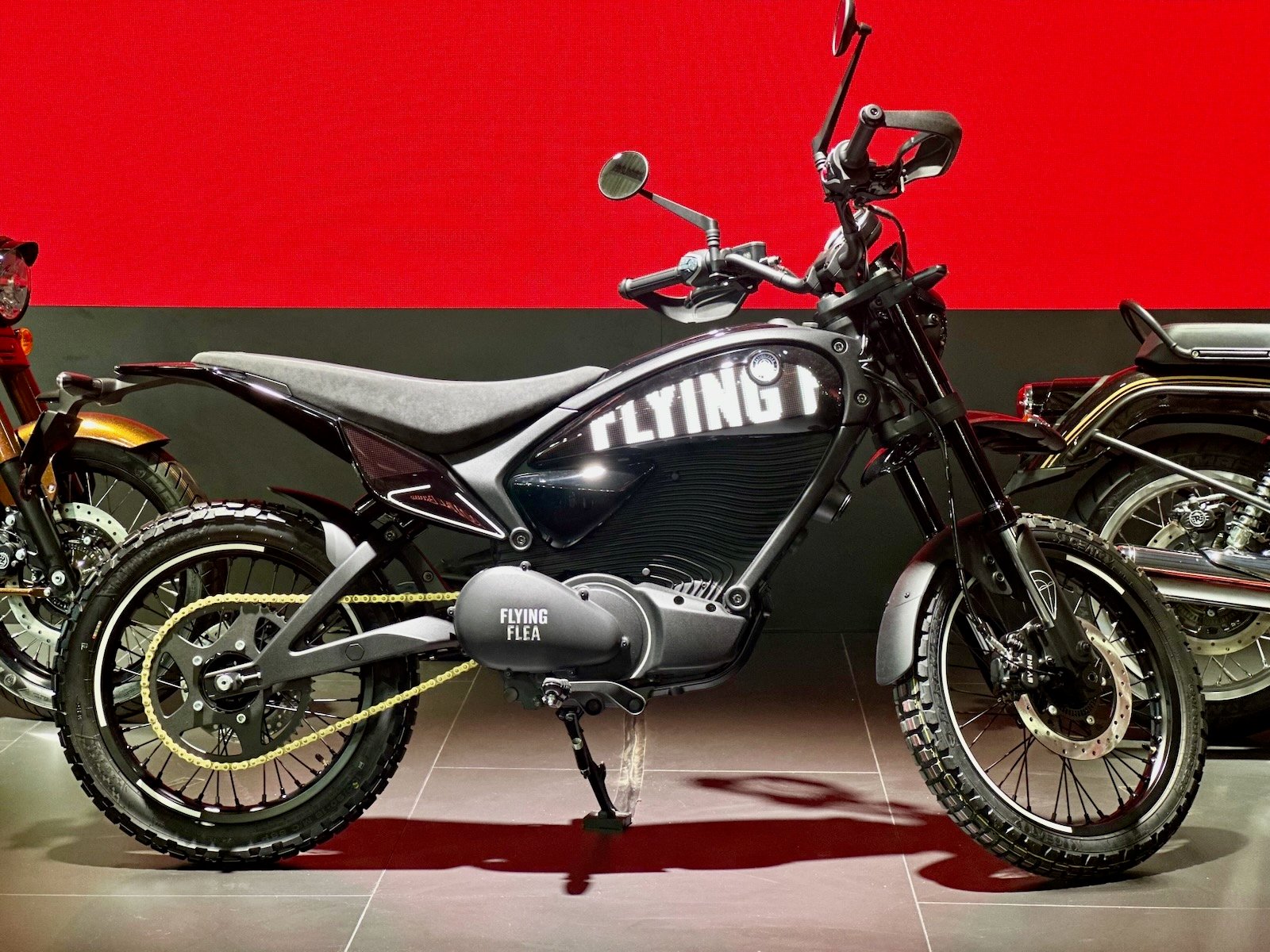 Flying Flea S6, scrambler électrique Royal Enfield 125 sur le stand de l’EICMA 2025