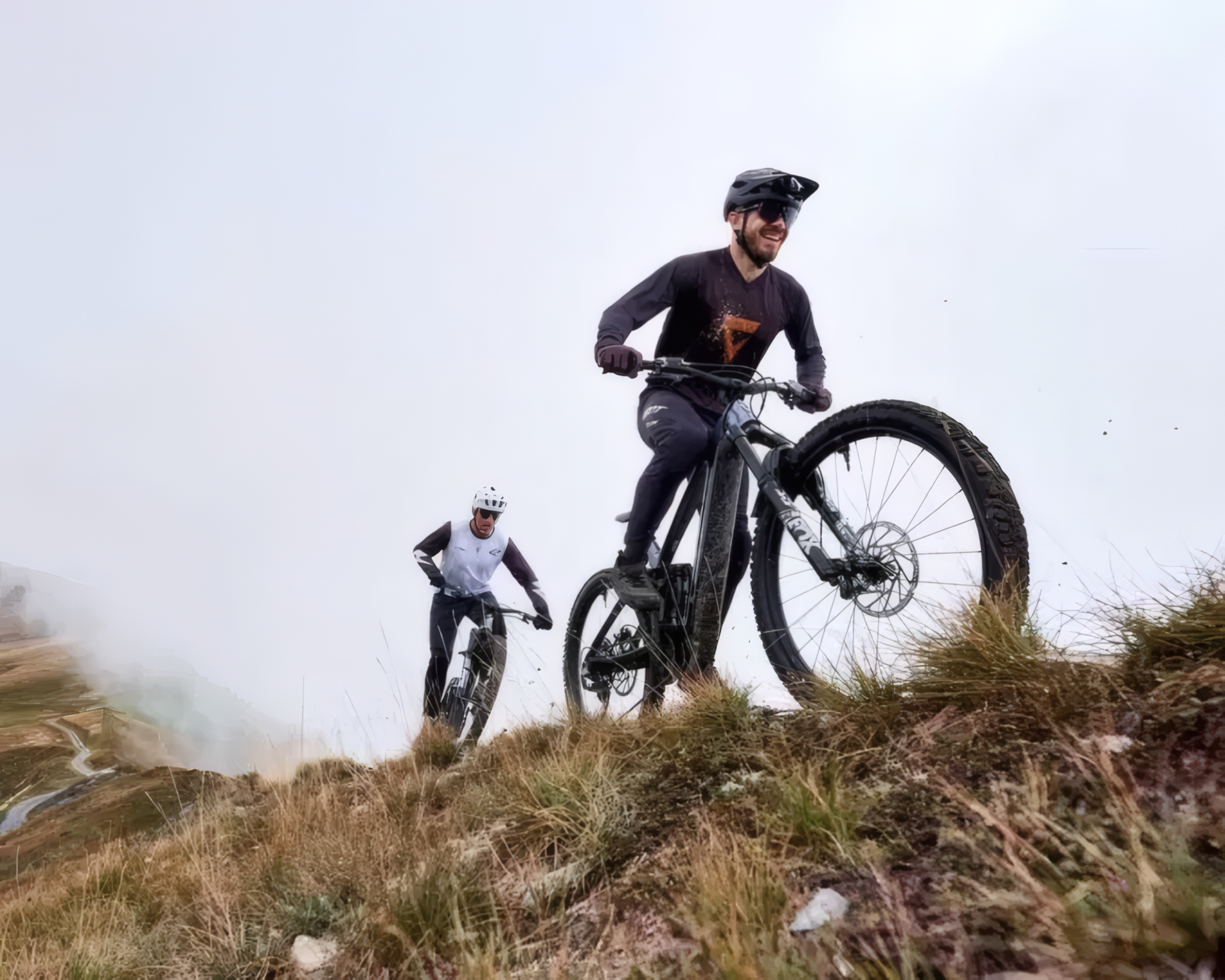 Deux vététistes roulent en VAE sur un sentier de montagne, illustrant la progression du marché du vélo électrique.
