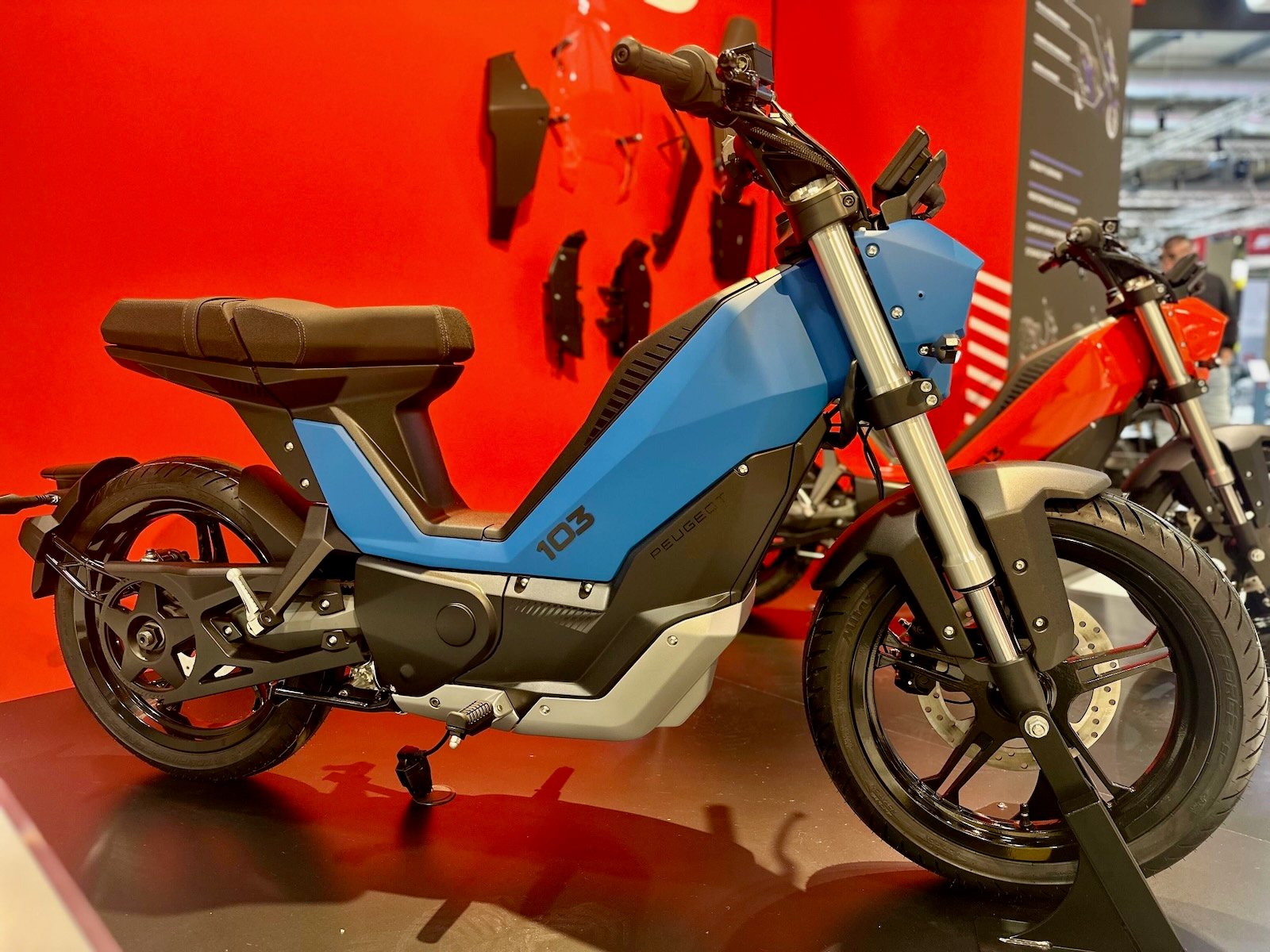 Peugeot 103 électrique, mob culte des années 80 revisitée sur le stand Peugeot à l’EICMA 2025