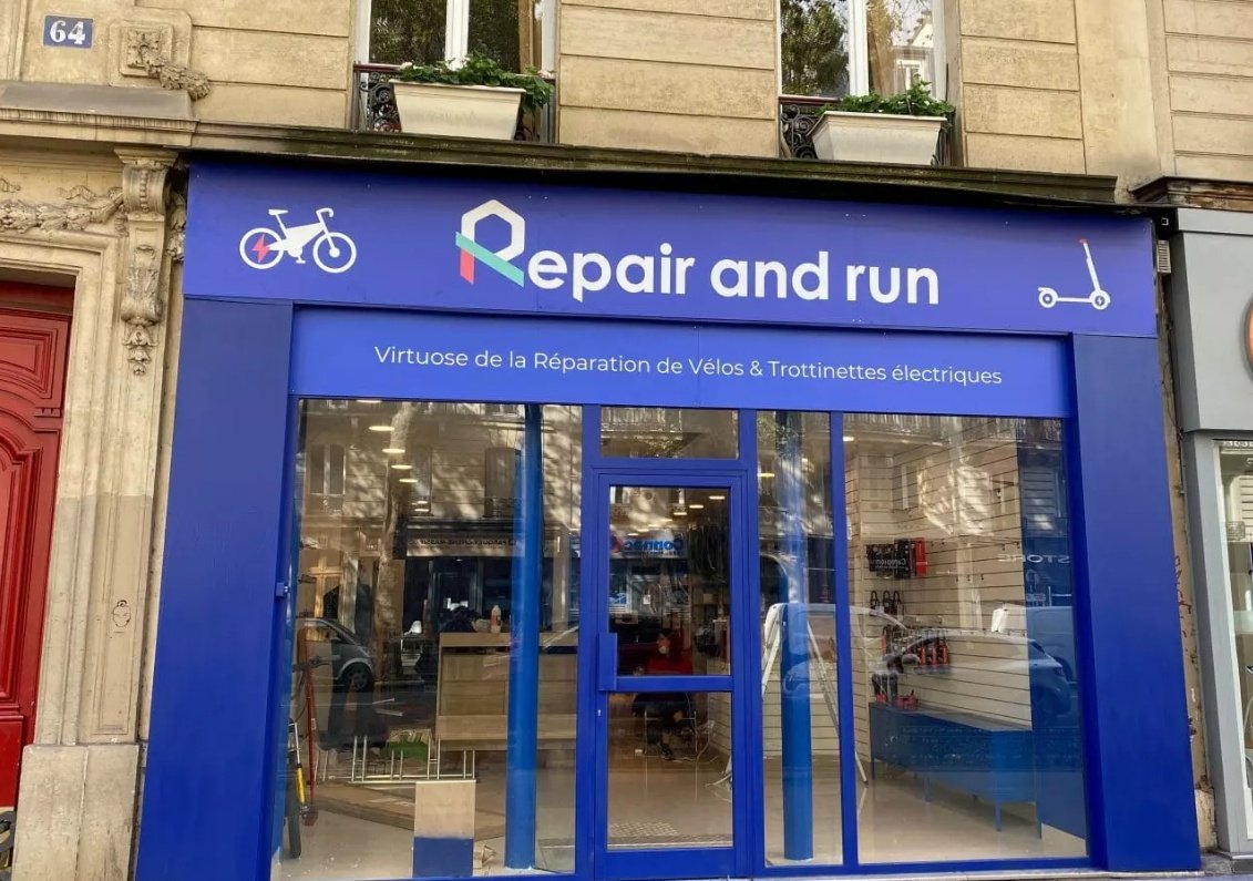 Réparation express de vélos et trottinettes électriques dans un atelier Repair and Run en pleine expansion nationale.
