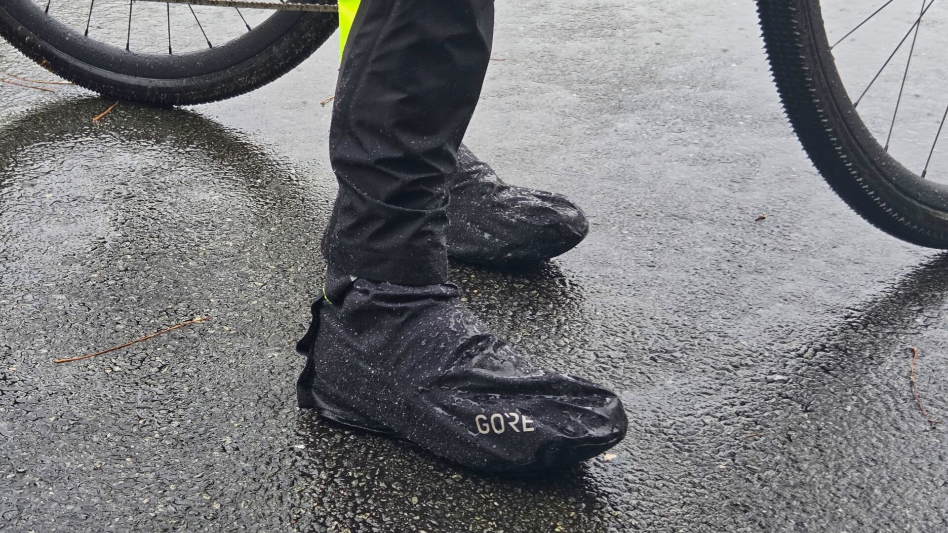 Sur-chaussures Gorewear Gore-Tex portées à vélo sous la pluie, test d’imperméabilité.