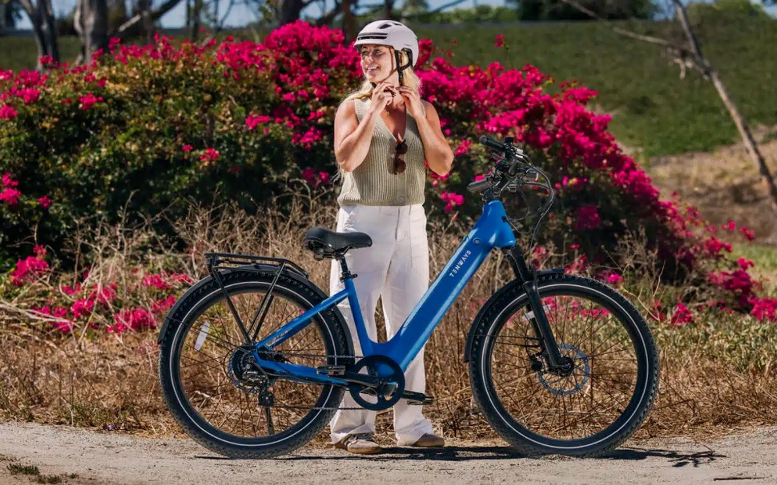 Vélo électrique Tenways Wayfarer bleu avec cadre bas, éclairage avant et feu arrière allumé, typé cruiser