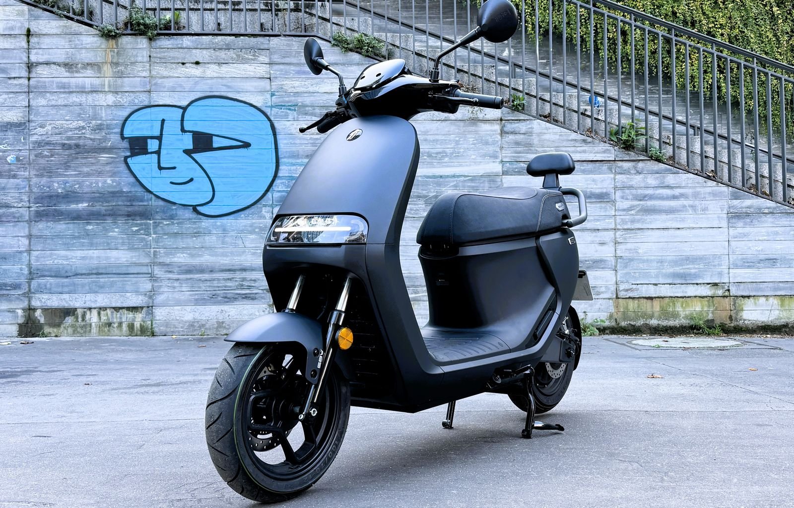 Segway E250S noir en essai à Paris, scooter électrique 125 compact et connecté.