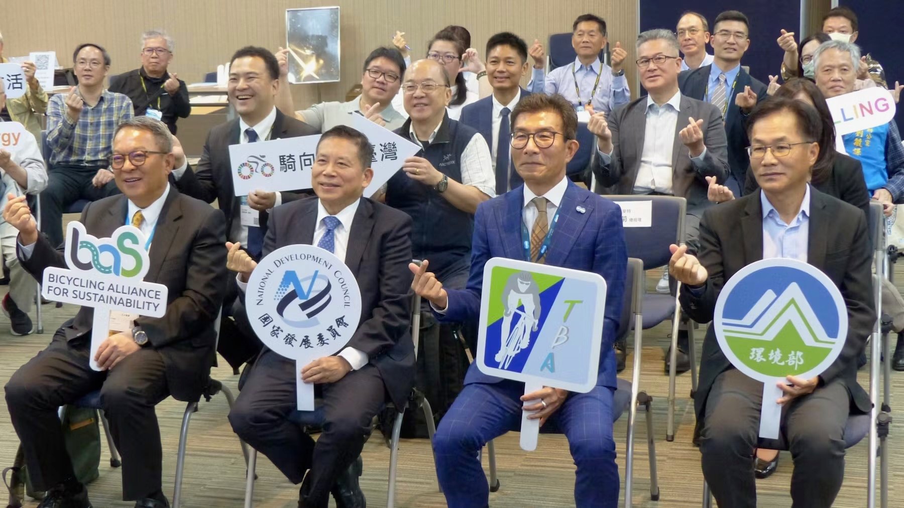 Responsables de la Taiwan Bicycle Association lors d’une réunion sur la transparence et les audits sociaux à Taïwan.