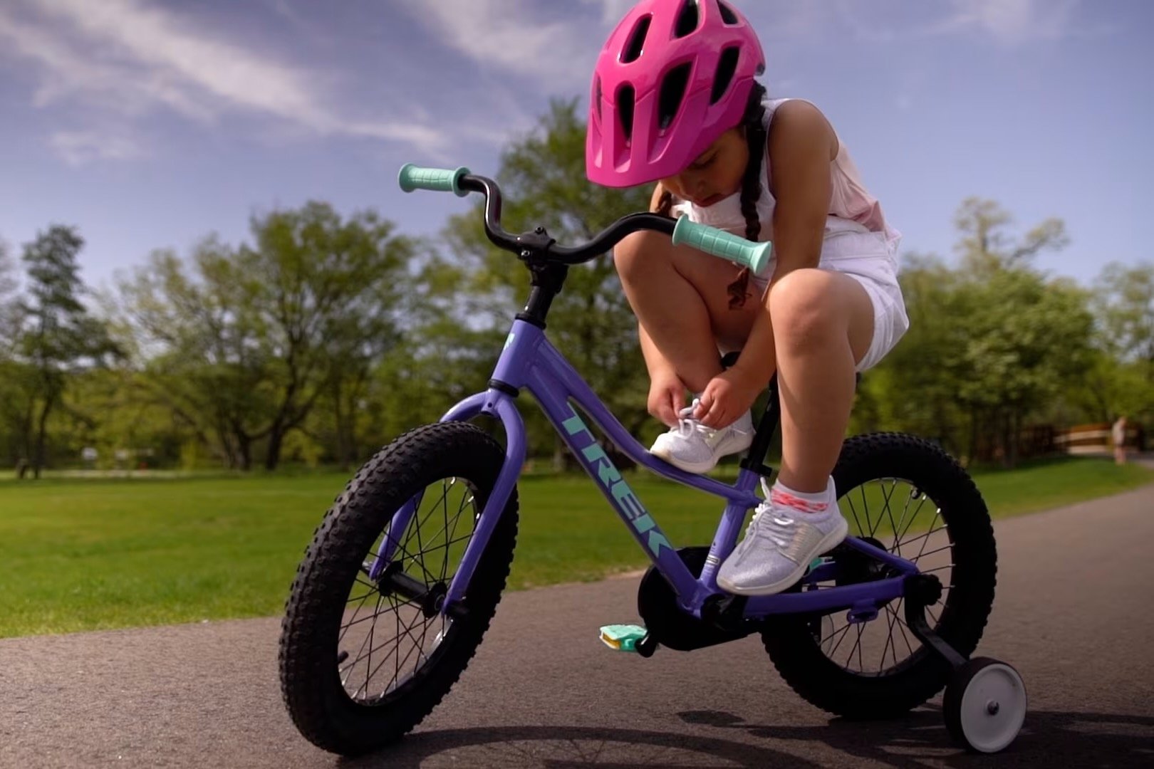 Enfant sur un vélo Trek pour enfants concerné par un rappel lié au frein arrière