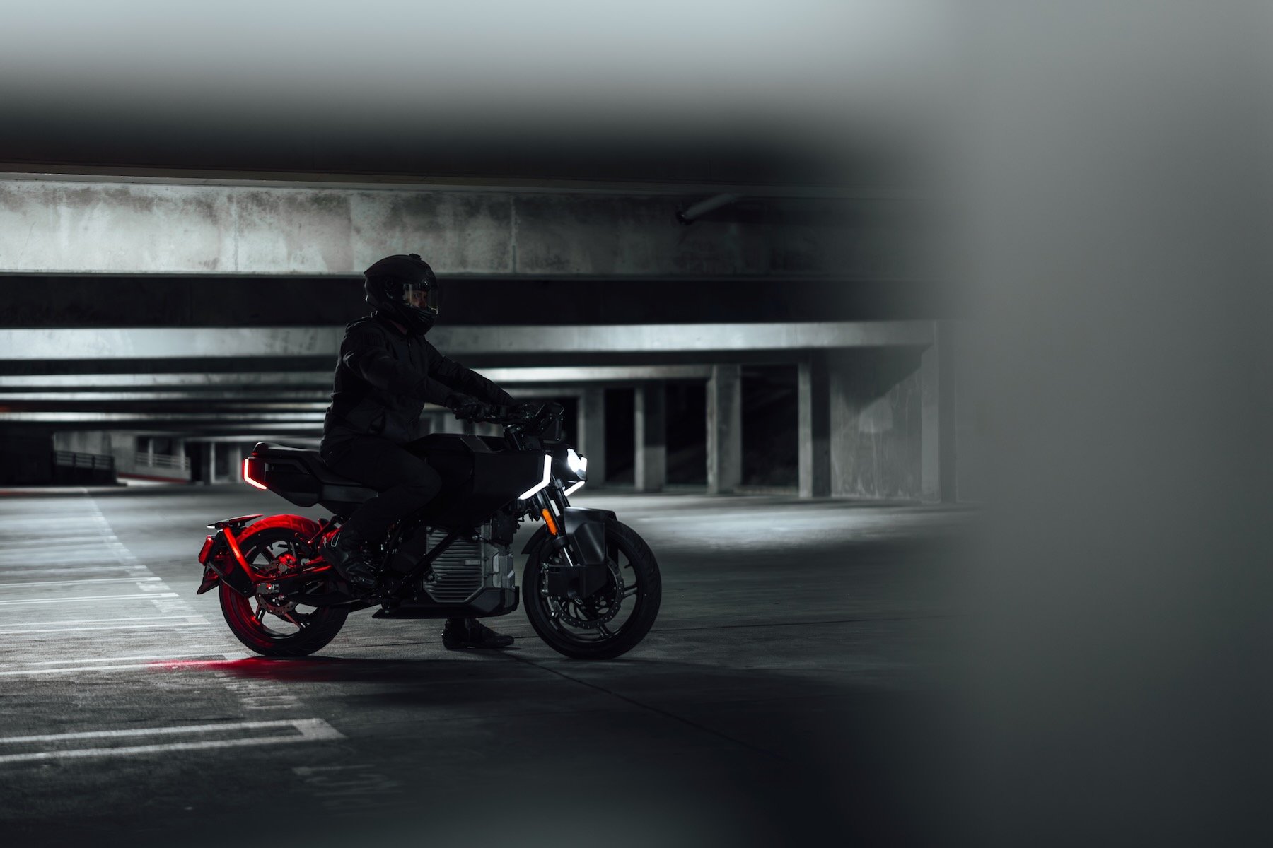 Concept Zero Lompico sur le stand de la marque à l’EICMA 2025, signature LED et design de roadster futuriste