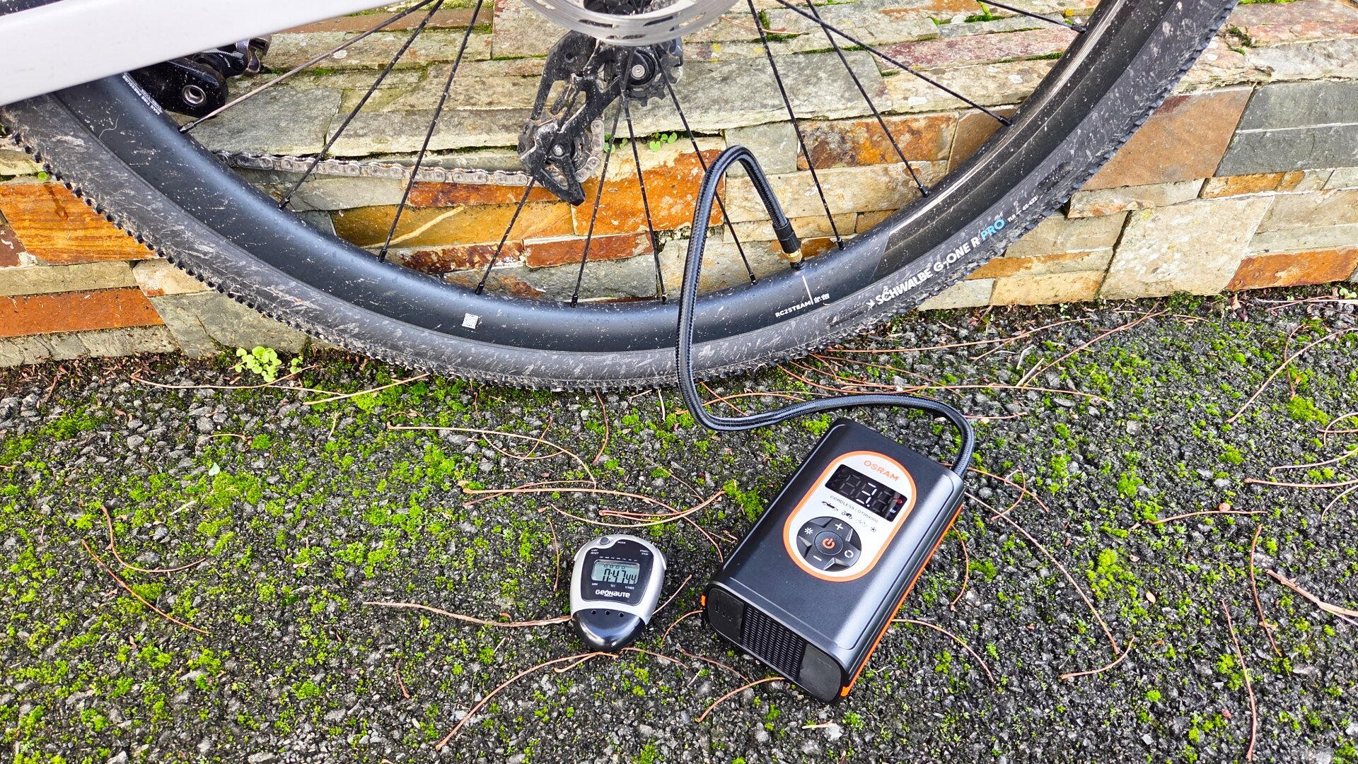 Gonfleur électrique Osram Tyreinflate 4000 avec écran numérique et embouts vélo et voiture