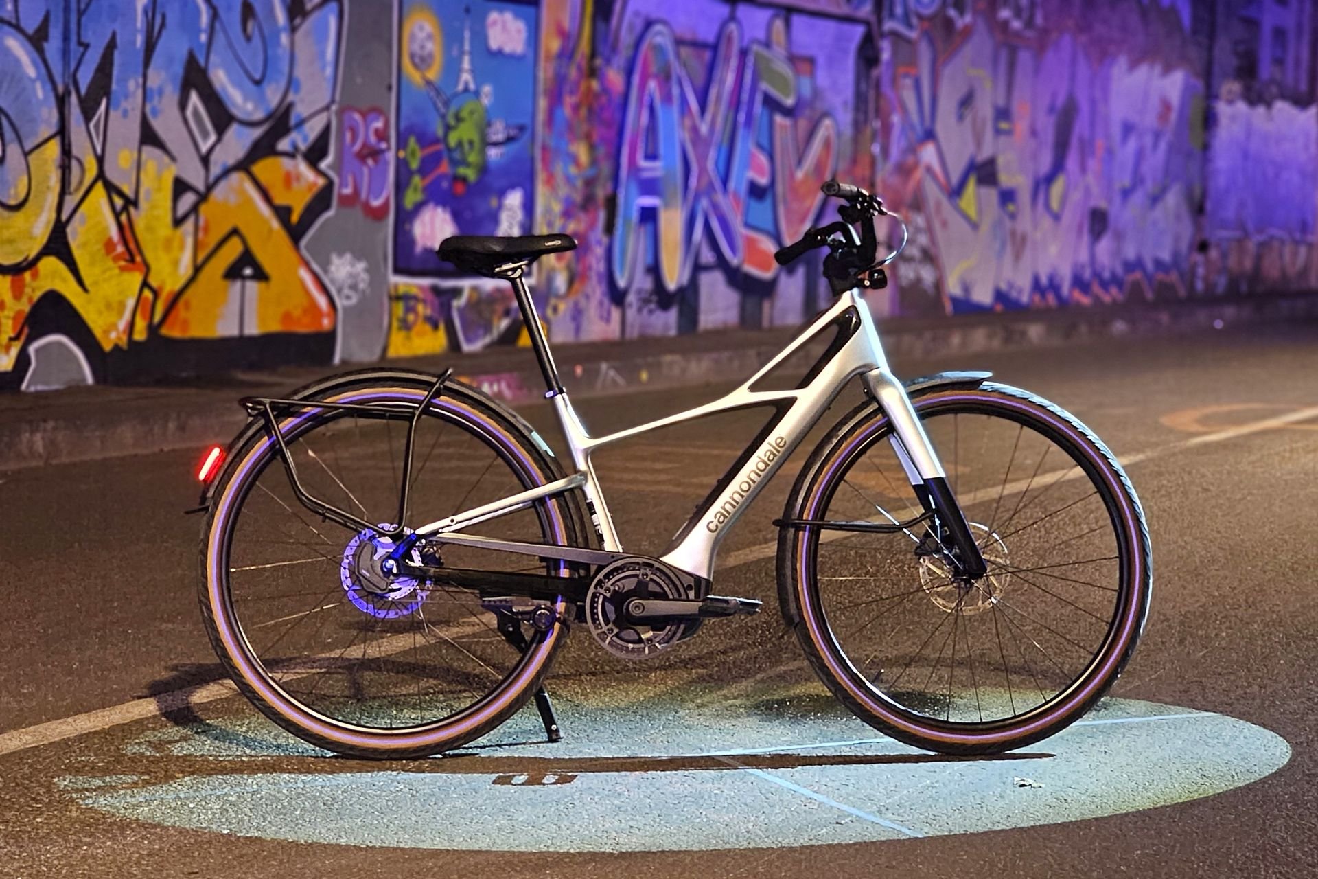 Cannondale FlyingV en test à Paris, vélo électrique urbain stylé, léger avec moteur Bosch SX