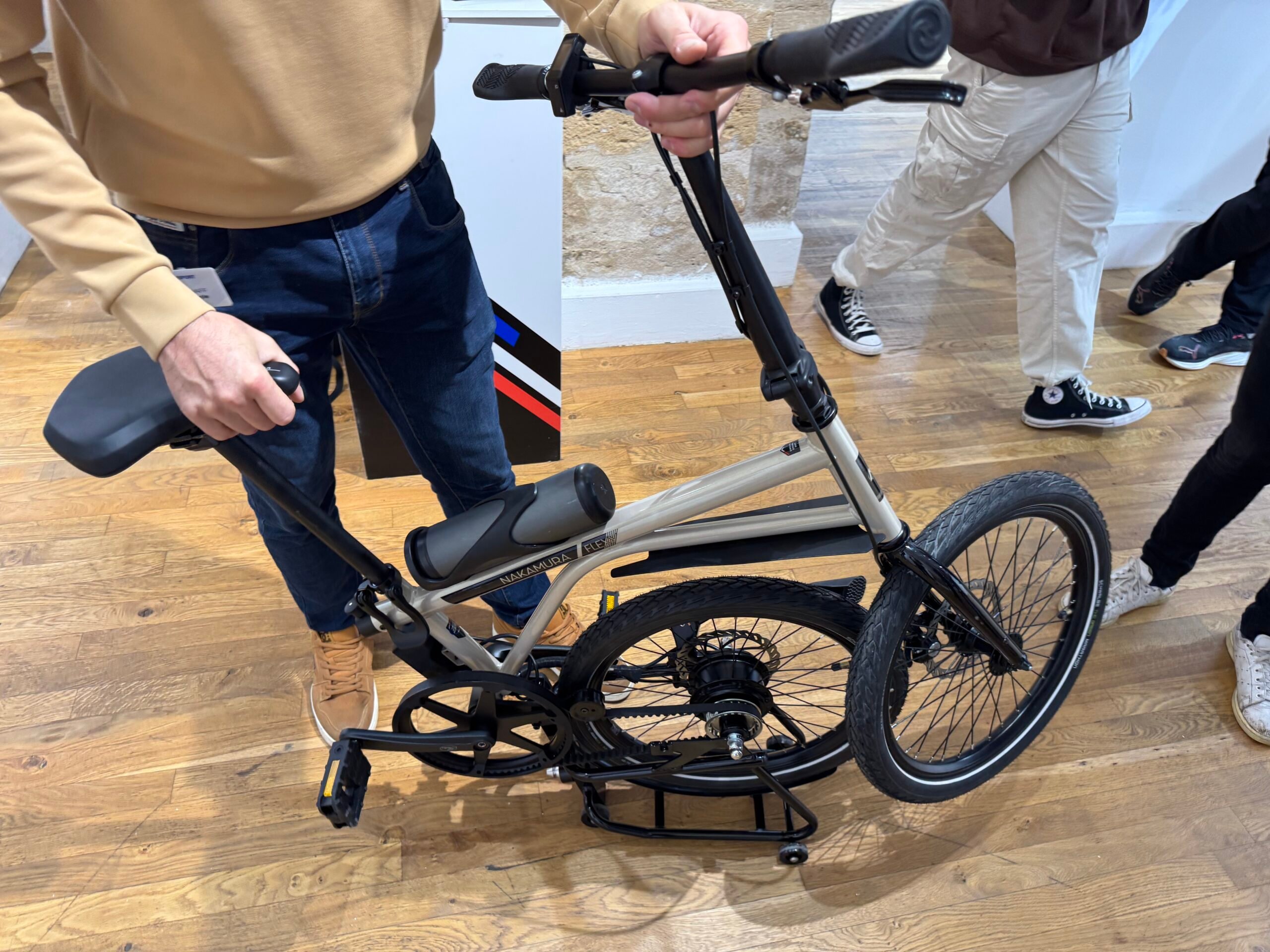 Vélo électrique pliant Nakamura Flexy Boost d'Intersport, compact et fabriqué en France