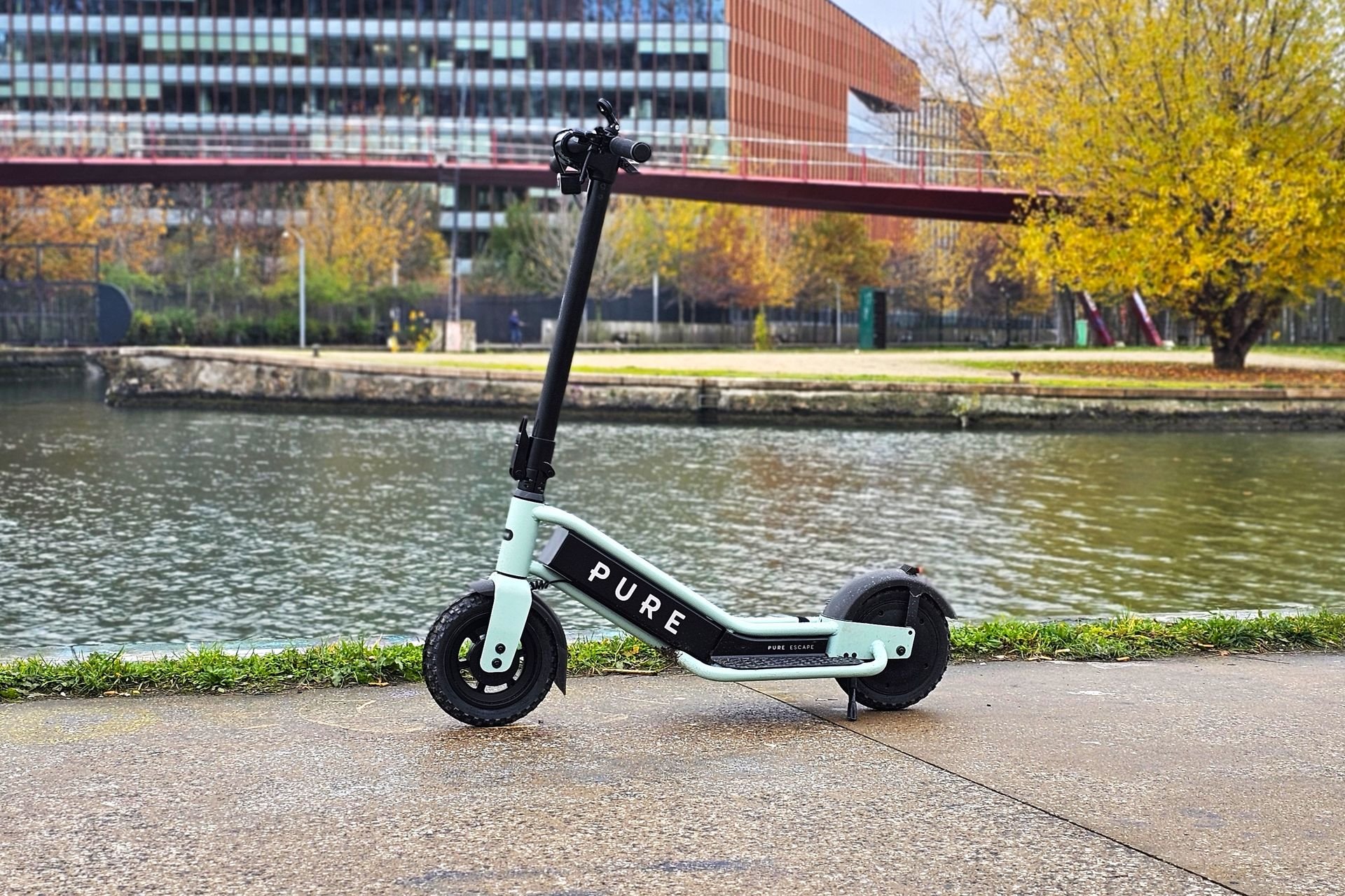 Trottinette électrique Pure Escape Pro vue de profil avec sa position de conduite atypique et ses repose-pieds latéraux