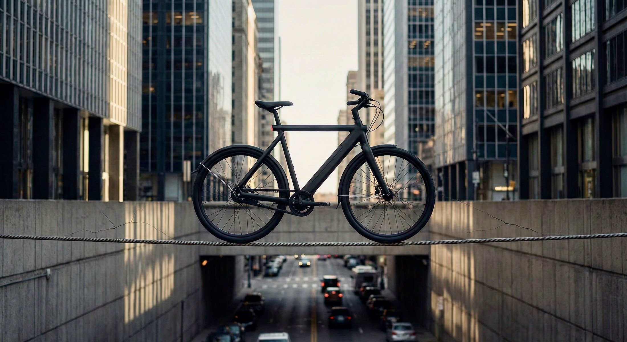 Vélo électrique Cowboy stationné en ville, symbole des difficultés financières de la marque belge.