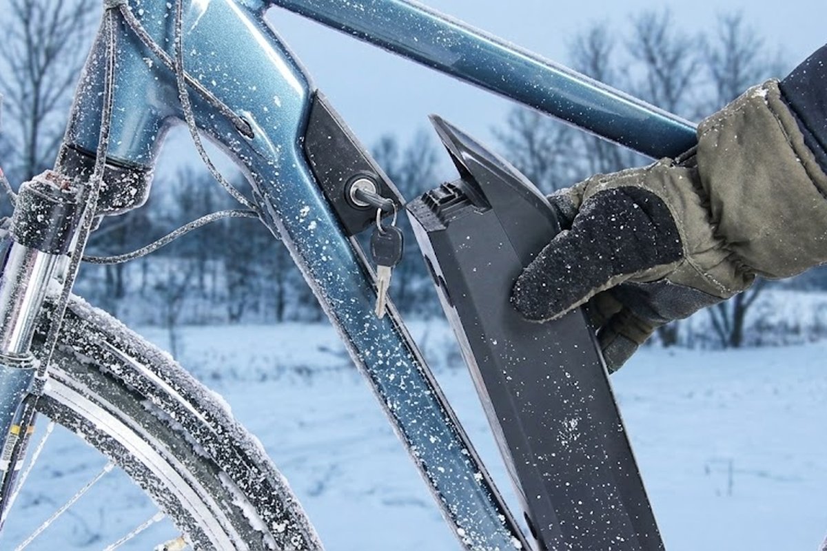 Retrait de la batterie d’un vélo électrique par temps froid en hiver