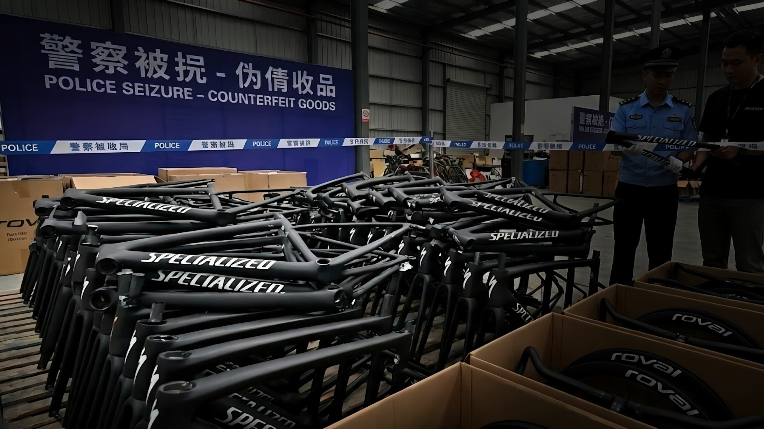 Cadre carbone Specialized Tarmac SL8 original, illustrant l’opération contre la contrefaçon AliExpress