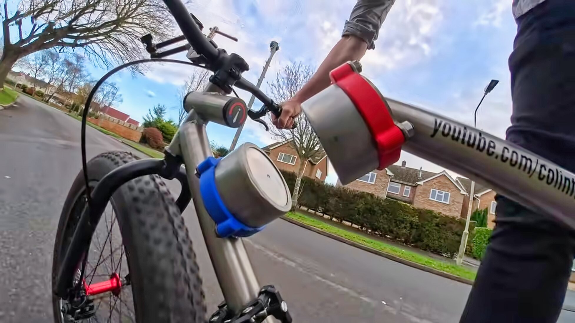 Vélo expérimental à suspension magnétique conçu par l’inventeur Colin Furze