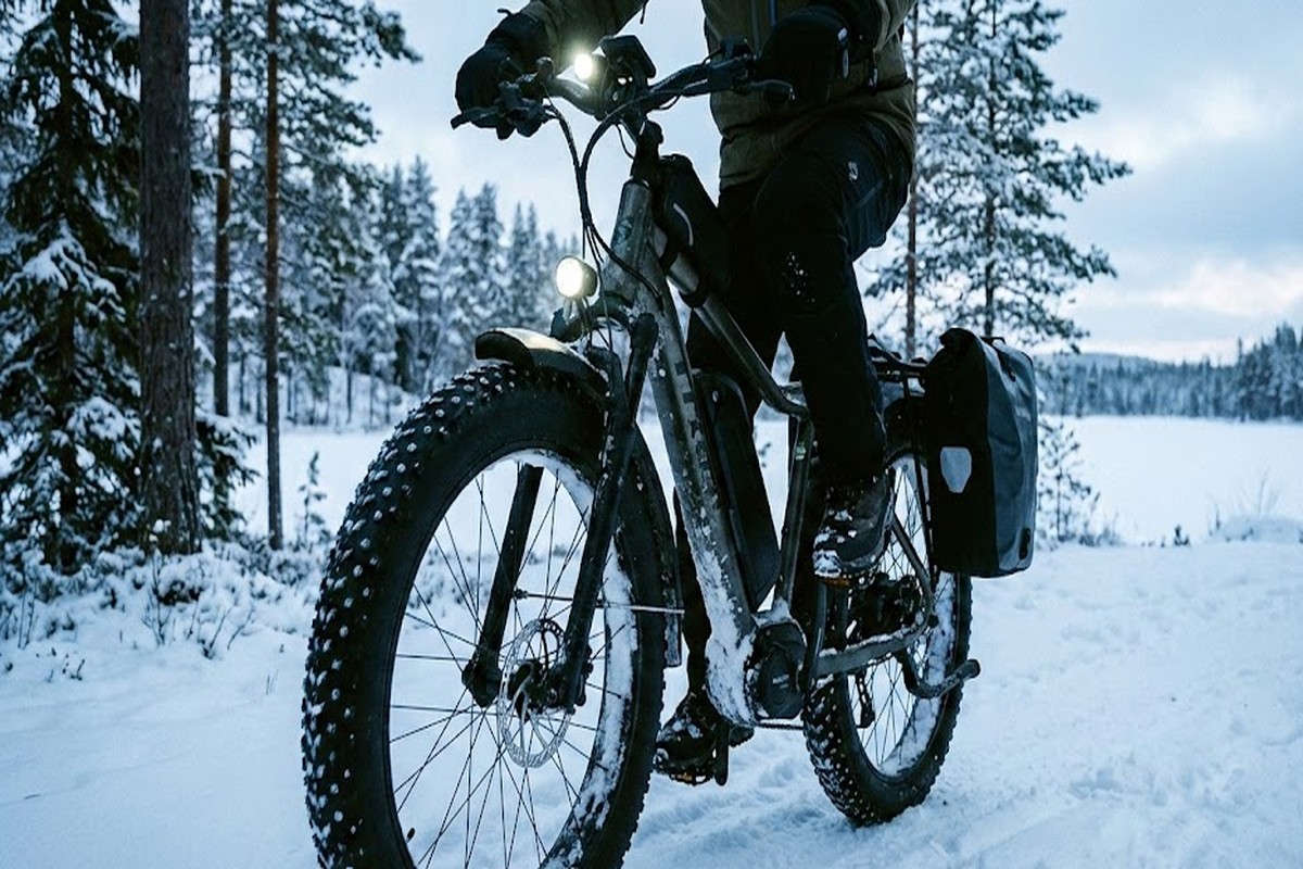 vélo électrique roulant sur la neige en hiver avec pneus adaptés