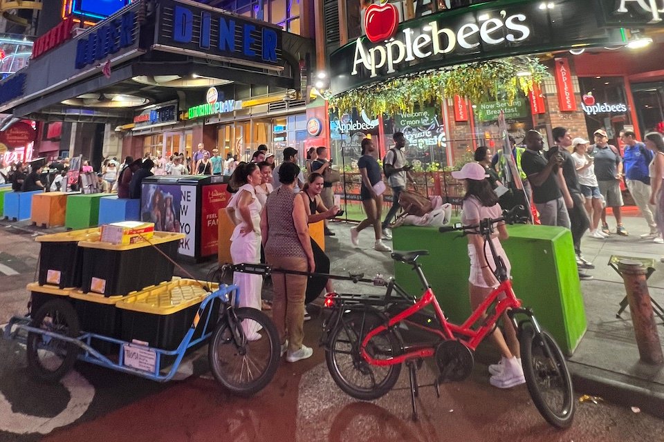 Vélos cargo électriques Tern avec remorques Carla Cargo utilisés pour les livraisons urbaines à New York