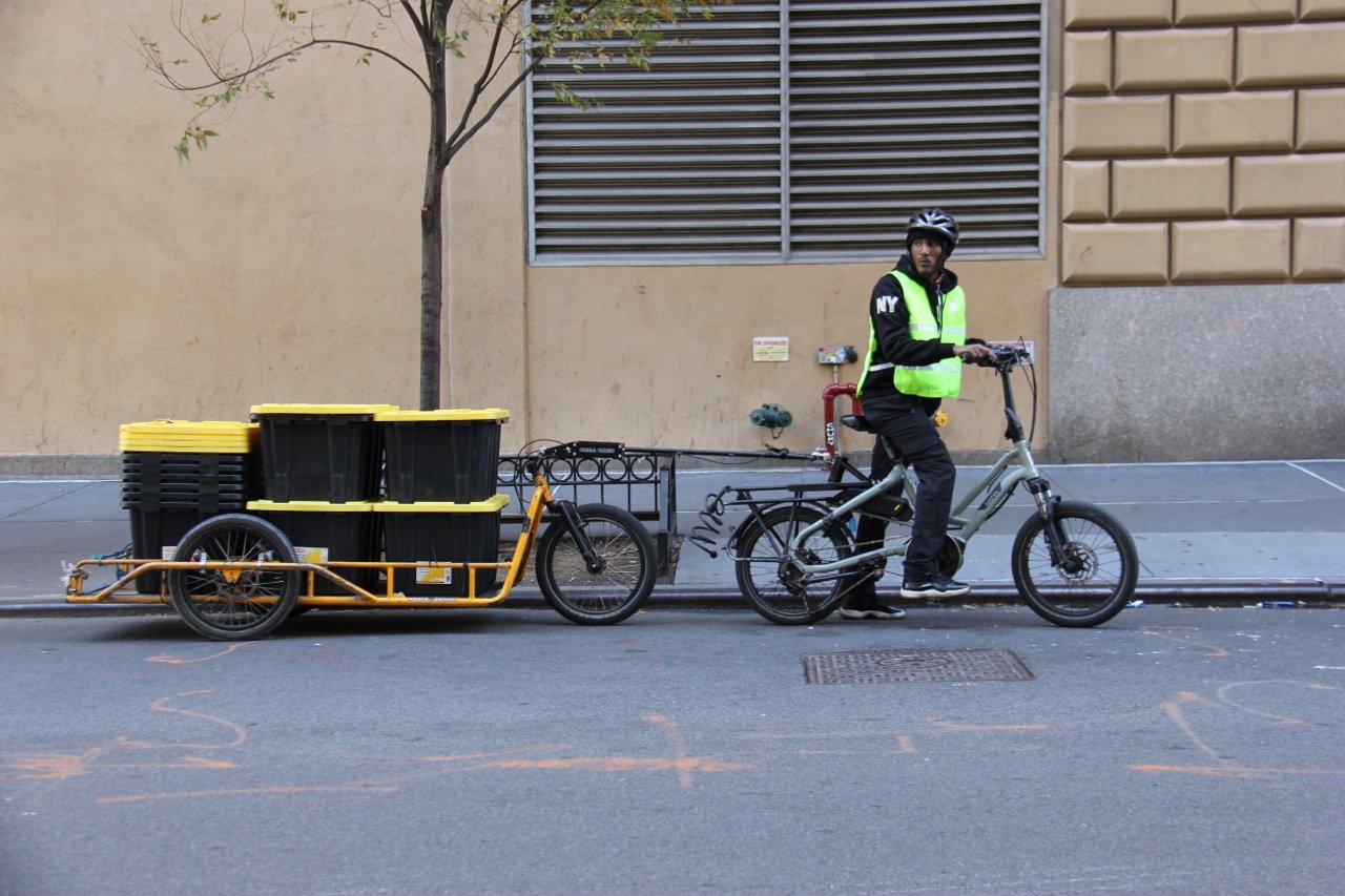 Vélos cargo électriques Tern avec remorques Carla Cargo utilisés pour les livraisons urbaines à New York