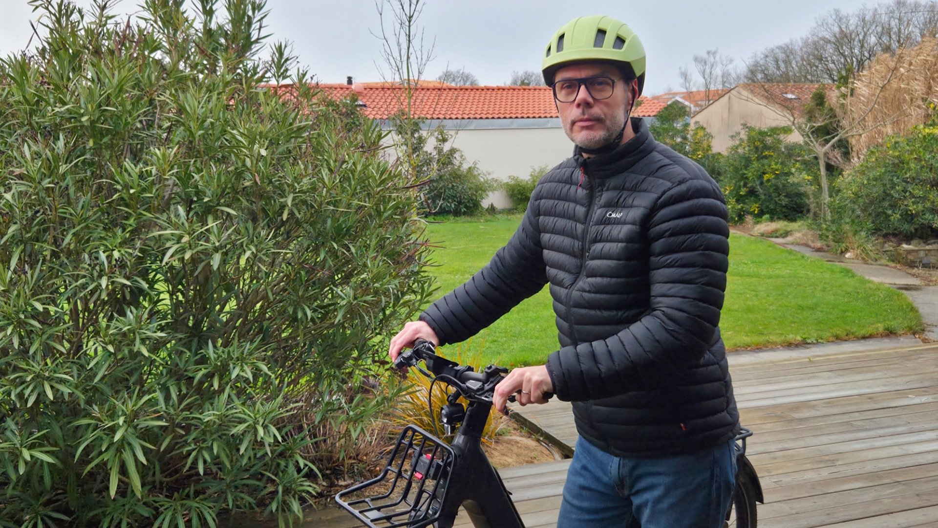 Casque vélo urbain Lazer Verde KinetiCore vert mat, éco-conçu sans colle ni peinture, testé par Cleanrider